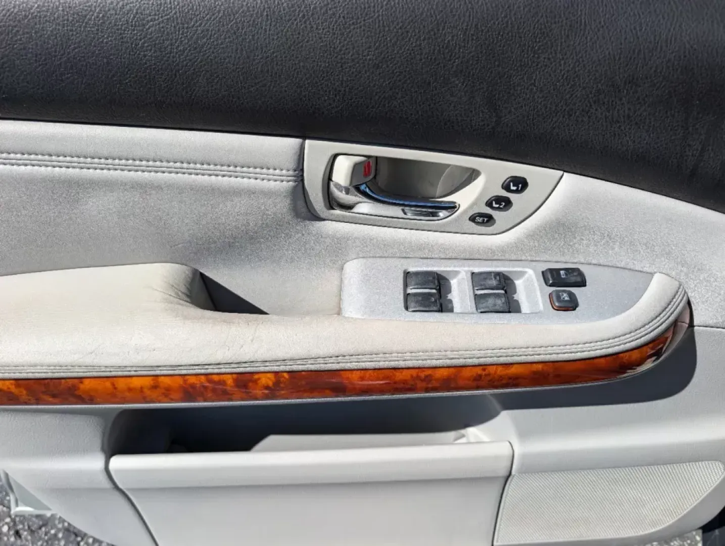 2007 Lexus RX 350 (2T2HK31U07C) with an Other engine, located at 1430 Gateway Drive, Opelika, AL, 36801, (334) 239-0944, 32.637871, -85.409790 - **Unleash Your Adventurous Spirit with This 2007 Lexus RX 350 at Gils Auto - Phenix City!**<br /> <br /> Are you ready to elevate your lifestyle? Whether you're navigating busy city streets, embarking on weekend road trips, or simply seeking a reliable vehicle for your daily commute, the 2007 Lexus - Photo#8