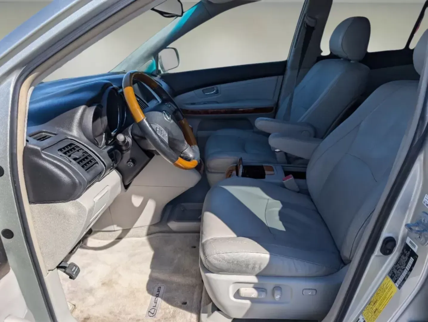 2007 Lexus RX 350 (2T2HK31U07C) with an Other engine, located at 1430 Gateway Drive, Opelika, AL, 36801, (334) 239-0944, 32.637871, -85.409790 - **Unleash Your Adventurous Spirit with This 2007 Lexus RX 350 at Gils Auto - Phenix City!**<br /> <br /> Are you ready to elevate your lifestyle? Whether you're navigating busy city streets, embarking on weekend road trips, or simply seeking a reliable vehicle for your daily commute, the 2007 Lexus - Photo#9