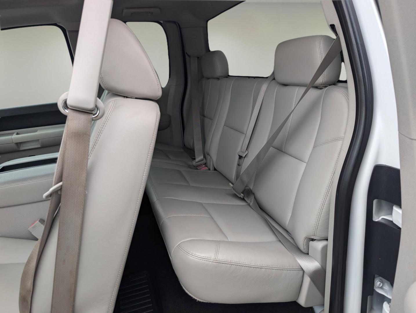 2008 /Light Titanium/Ebony Chevrolet Silverado 1500 LT w/2LT (1GCEC19J58Z) with an Gas V8 5.3L/323 engine, 4-Speed Automatic w/OD transmission, located at 804 22nd Ave, Phenix City, AL, 36870, (334) 297-1860, 32.484749, -85.024475 - 2008 Chevrolet Silverado 1500 LT w/2LT - Photo#10
