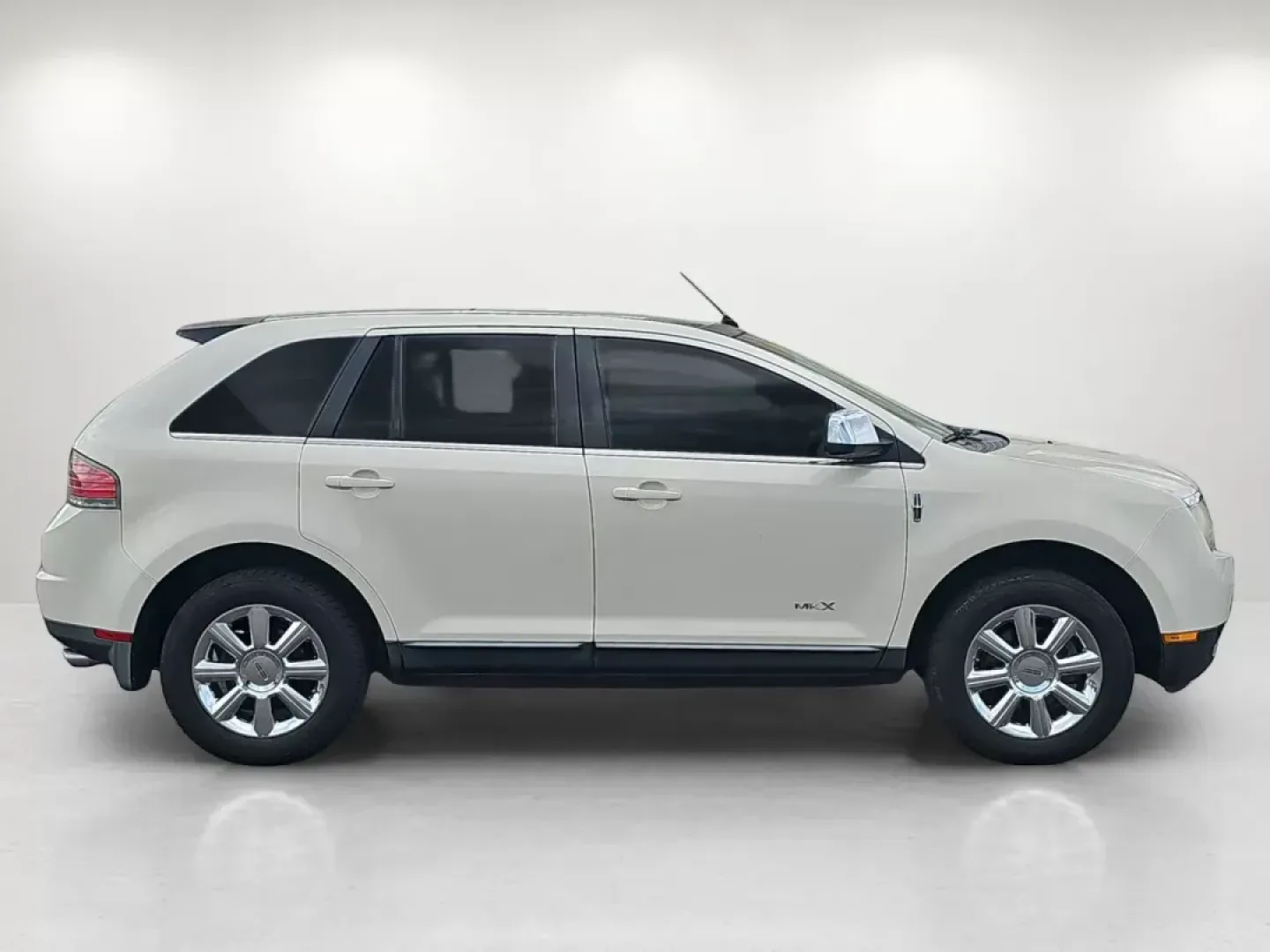 2008 Lincoln MKX (2LMDU68C88B) with an Other engine, located at 521 Old Farm Lane Rd, Prattville, AL, 36066, (334) 325-1505, 32.482460, -86.416367 - **Explore Luxury and Comfort with the 2008 Lincoln MKX at Gils Auto in Prattville, AL!**<br /> <br /> Are you searching for a vehicle that effortlessly combines comfort, style, and practicality? Look no further than the 2008 Lincoln MKX, available now at Gils Auto in Prattville, AL! This stylish sta - Photo#3
