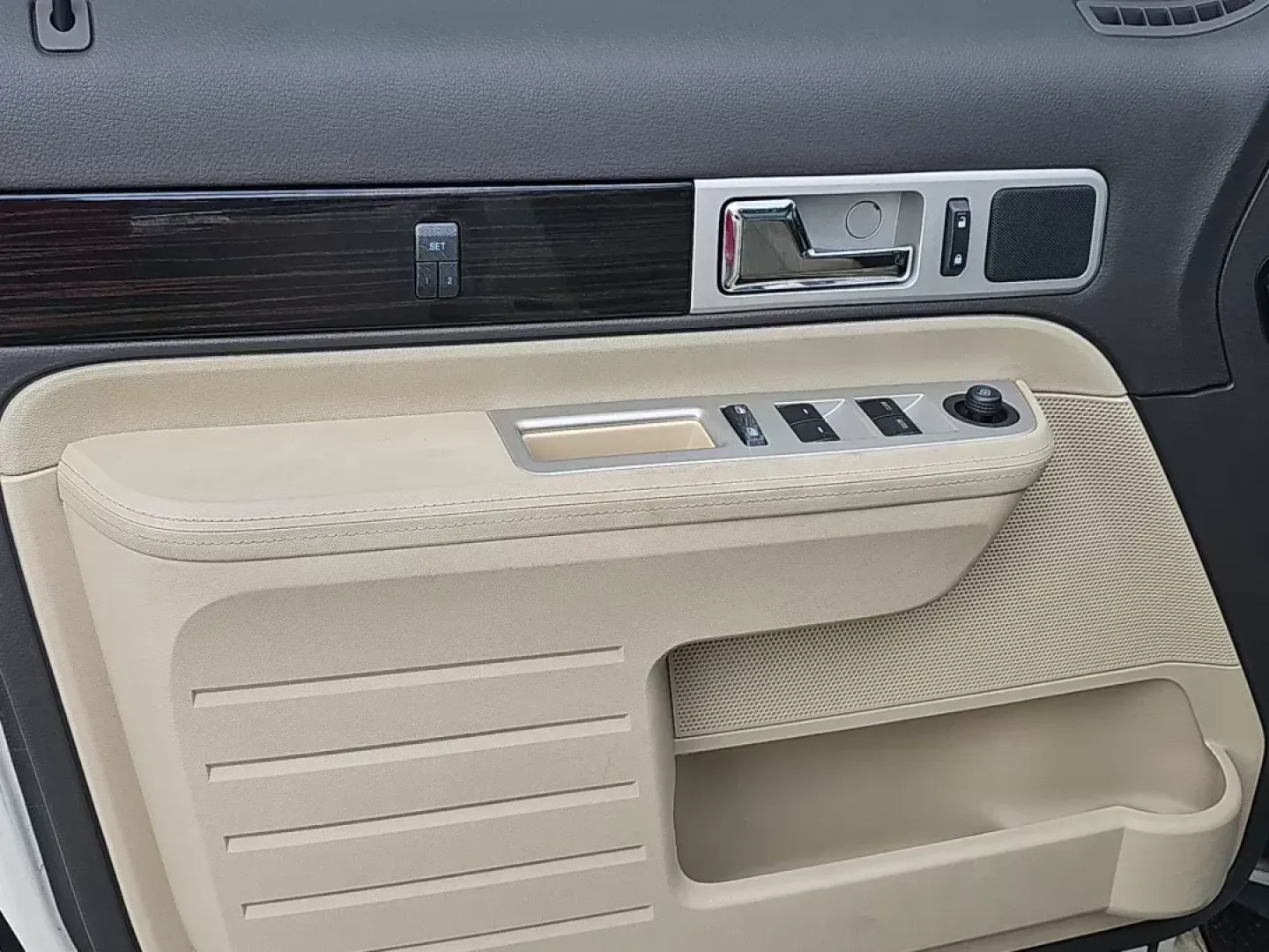 2008 Lincoln MKX (2LMDU68C88B) with an Other engine, located at 521 Old Farm Lane Rd, Prattville, AL, 36066, (334) 325-1505, 32.482460, -86.416367 - **Explore Luxury and Comfort with the 2008 Lincoln MKX at Gils Auto in Prattville, AL!**<br /> <br /> Are you searching for a vehicle that effortlessly combines comfort, style, and practicality? Look no further than the 2008 Lincoln MKX, available now at Gils Auto in Prattville, AL! This stylish sta - Photo#8