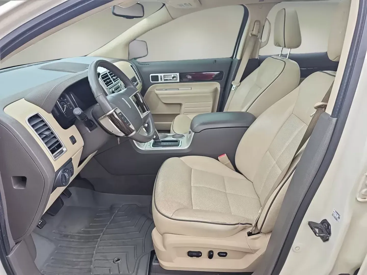2008 Lincoln MKX (2LMDU68C88B) with an Other engine, located at 521 Old Farm Lane Rd, Prattville, AL, 36066, (334) 325-1505, 32.482460, -86.416367 - **Explore Luxury and Comfort with the 2008 Lincoln MKX at Gils Auto in Prattville, AL!**<br /> <br /> Are you searching for a vehicle that effortlessly combines comfort, style, and practicality? Look no further than the 2008 Lincoln MKX, available now at Gils Auto in Prattville, AL! This stylish sta - Photo#9