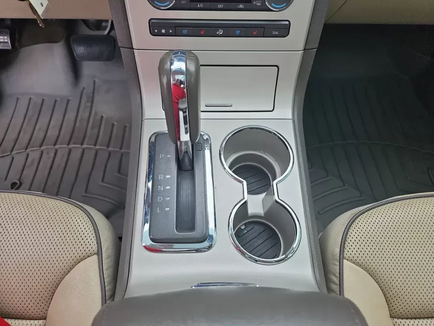 2008 Lincoln MKX (2LMDU68C88B) with an Other engine, located at 521 Old Farm Lane Rd, Prattville, AL, 36066, (334) 325-1505, 32.482460, -86.416367 - **Explore Luxury and Comfort with the 2008 Lincoln MKX at Gils Auto in Prattville, AL!**<br /> <br /> Are you searching for a vehicle that effortlessly combines comfort, style, and practicality? Look no further than the 2008 Lincoln MKX, available now at Gils Auto in Prattville, AL! This stylish sta - Photo#13