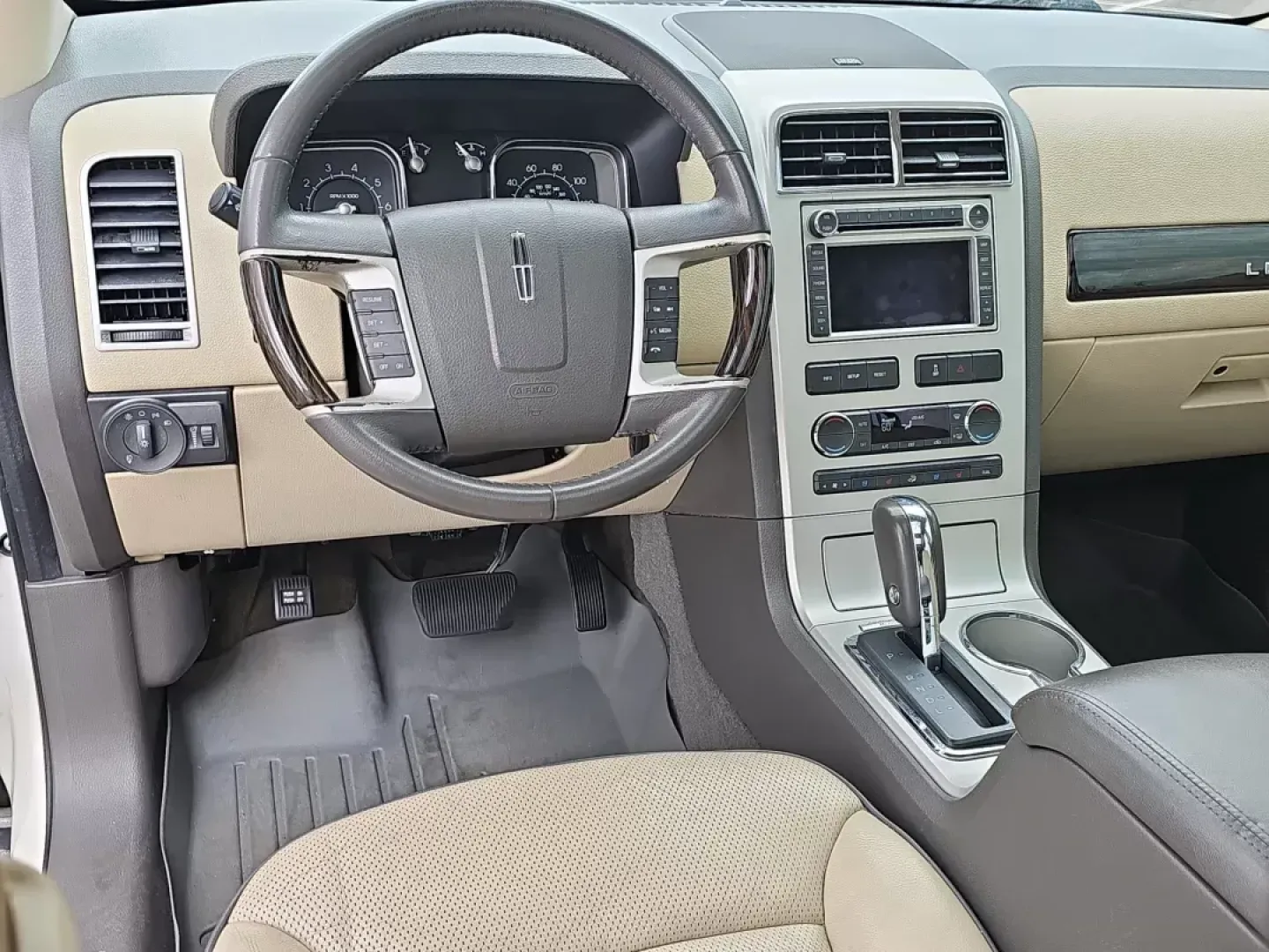2008 Lincoln MKX (2LMDU68C88B) with an Other engine, located at 521 Old Farm Lane Rd, Prattville, AL, 36066, (334) 325-1505, 32.482460, -86.416367 - **Explore Luxury and Comfort with the 2008 Lincoln MKX at Gils Auto in Prattville, AL!**<br /> <br /> Are you searching for a vehicle that effortlessly combines comfort, style, and practicality? Look no further than the 2008 Lincoln MKX, available now at Gils Auto in Prattville, AL! This stylish sta - Photo#15