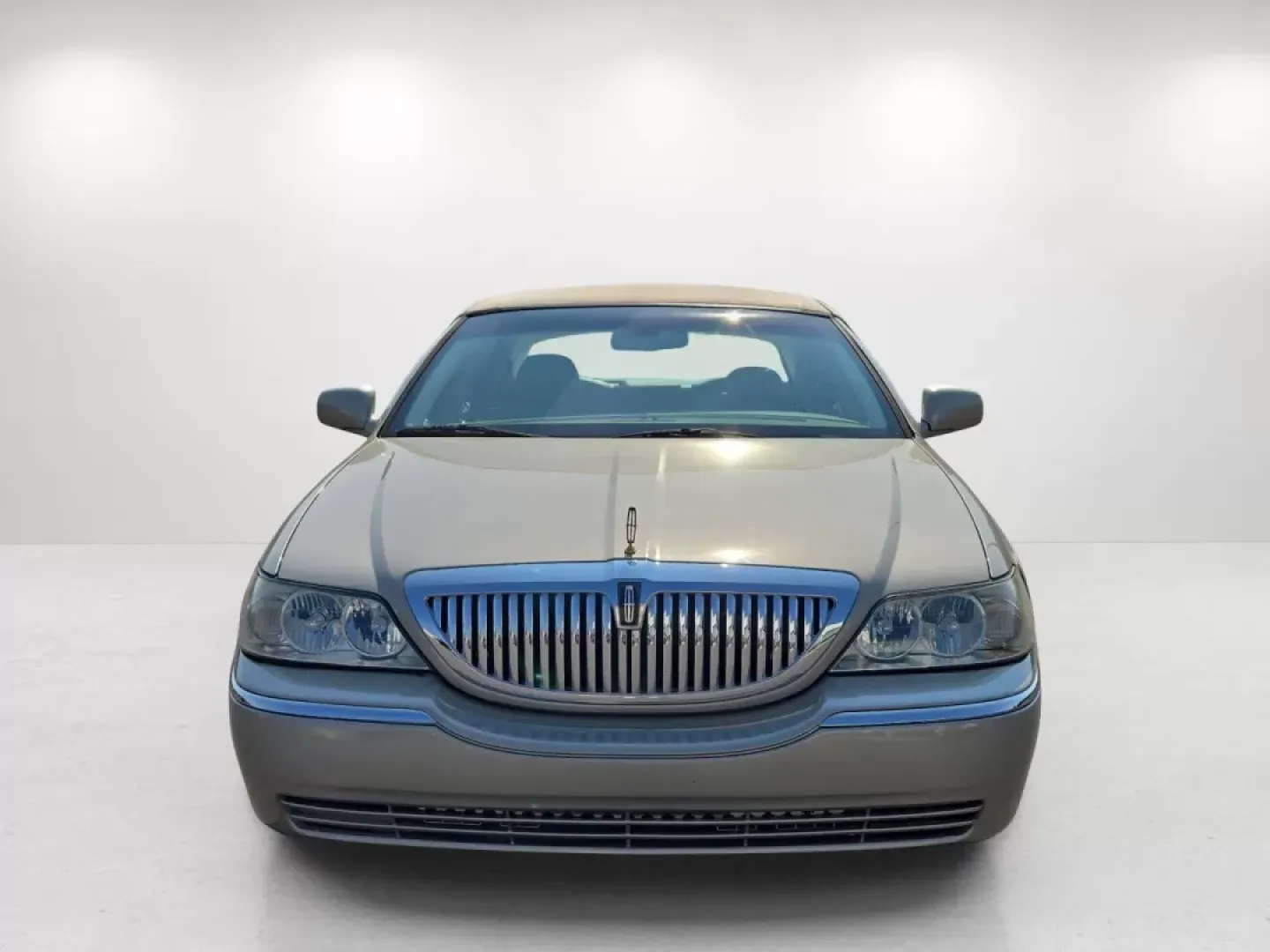 2008 Lincoln Town Car Limited (2LNHM82V08X) with an Other engine, located at 3959 U.S. 80 W, Phenix City, AL, 36870, (334) 297-4885, 32.469296, -85.135185 - 2008 Lincoln Town Car Limited - Photo#1