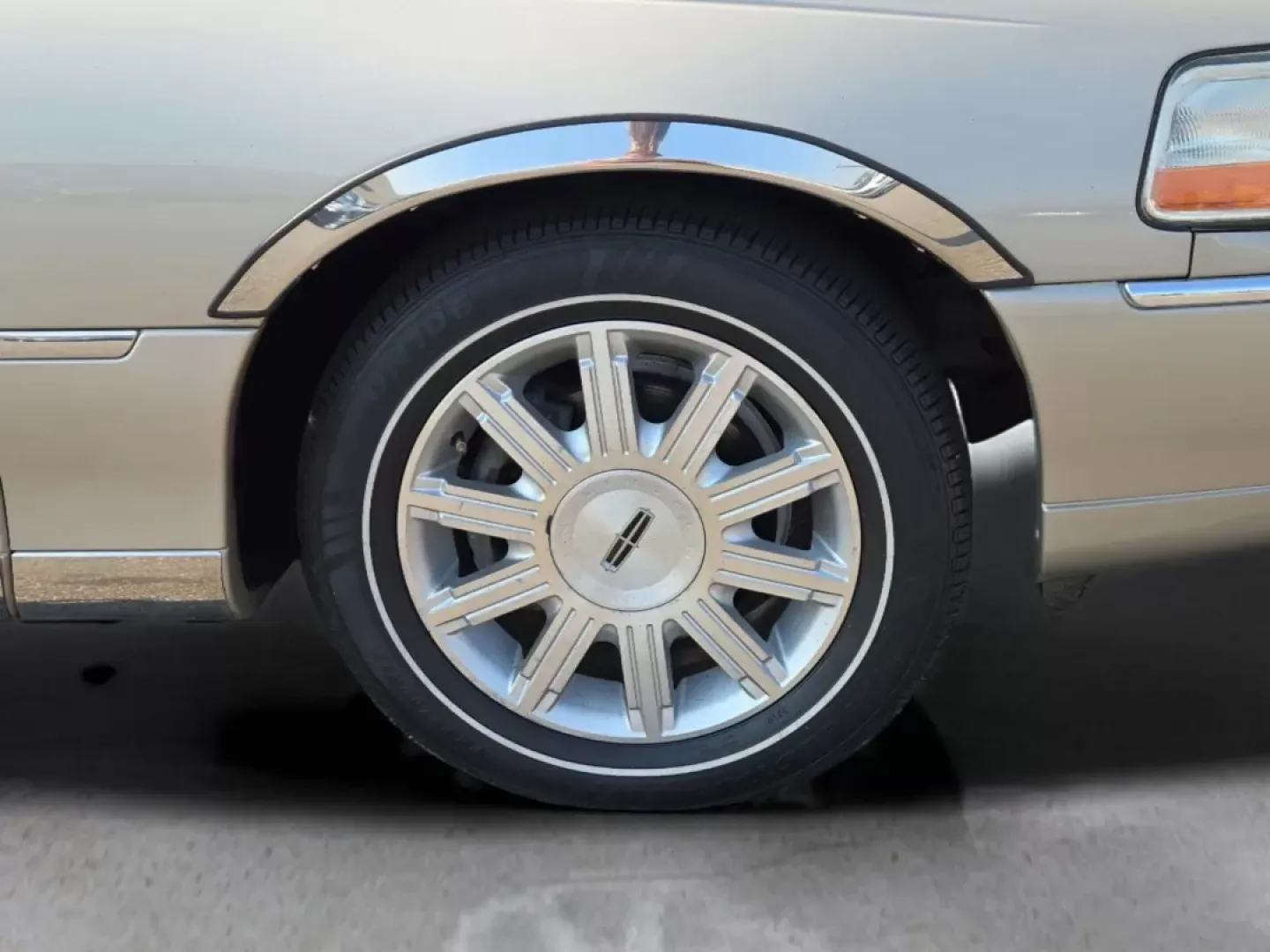 2008 Lincoln Town Car Limited (2LNHM82V08X) with an Other engine, located at 3959 U.S. 80 W, Phenix City, AL, 36870, (334) 297-4885, 32.469296, -85.135185 - 2008 Lincoln Town Car Limited - Photo#2
