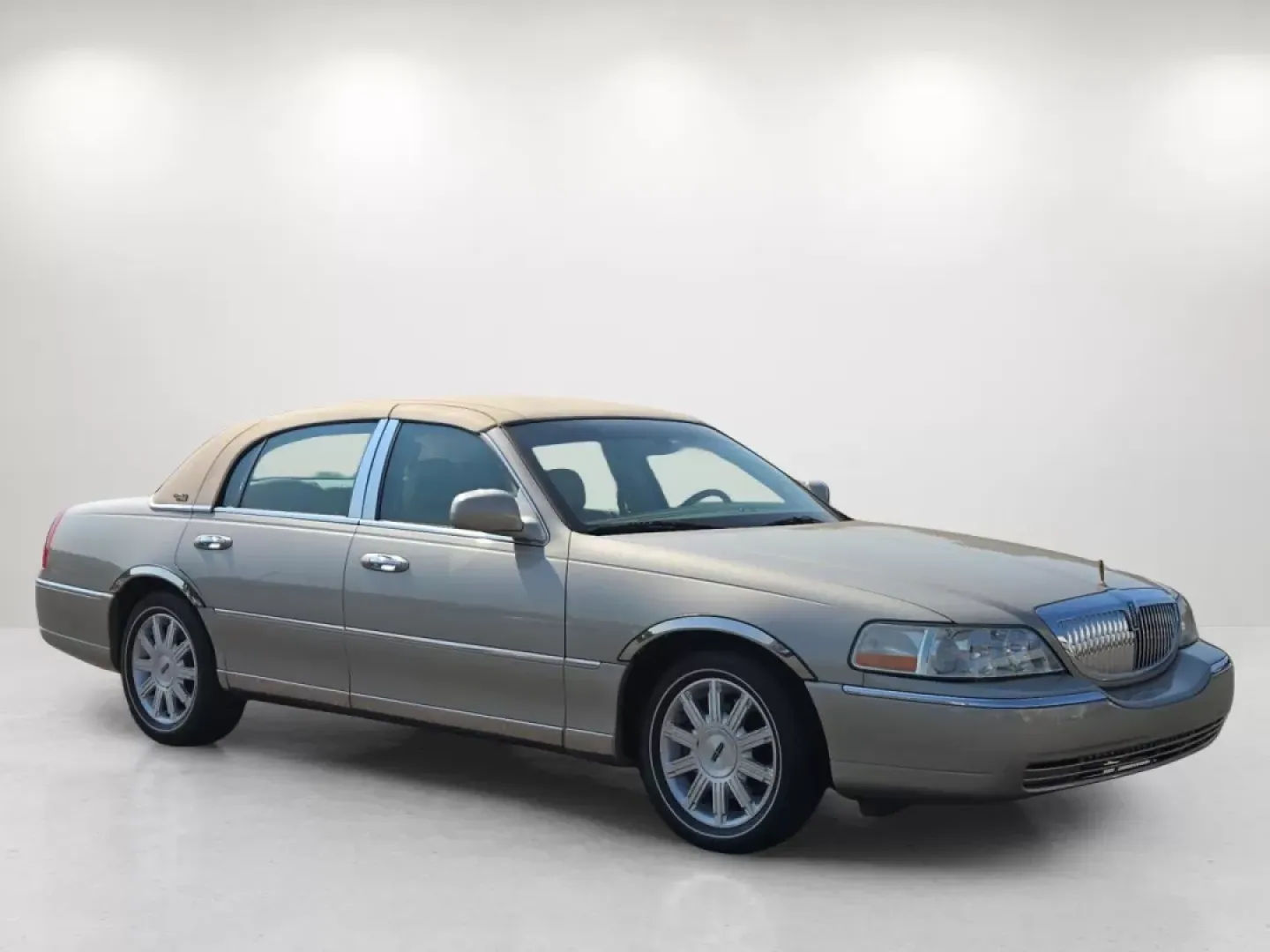 2008 Lincoln Town Car Limited (2LNHM82V08X) with an Other engine, located at 3959 U.S. 80 W, Phenix City, AL, 36870, (334) 297-4885, 32.469296, -85.135185 - 2008 Lincoln Town Car Limited - Photo#3