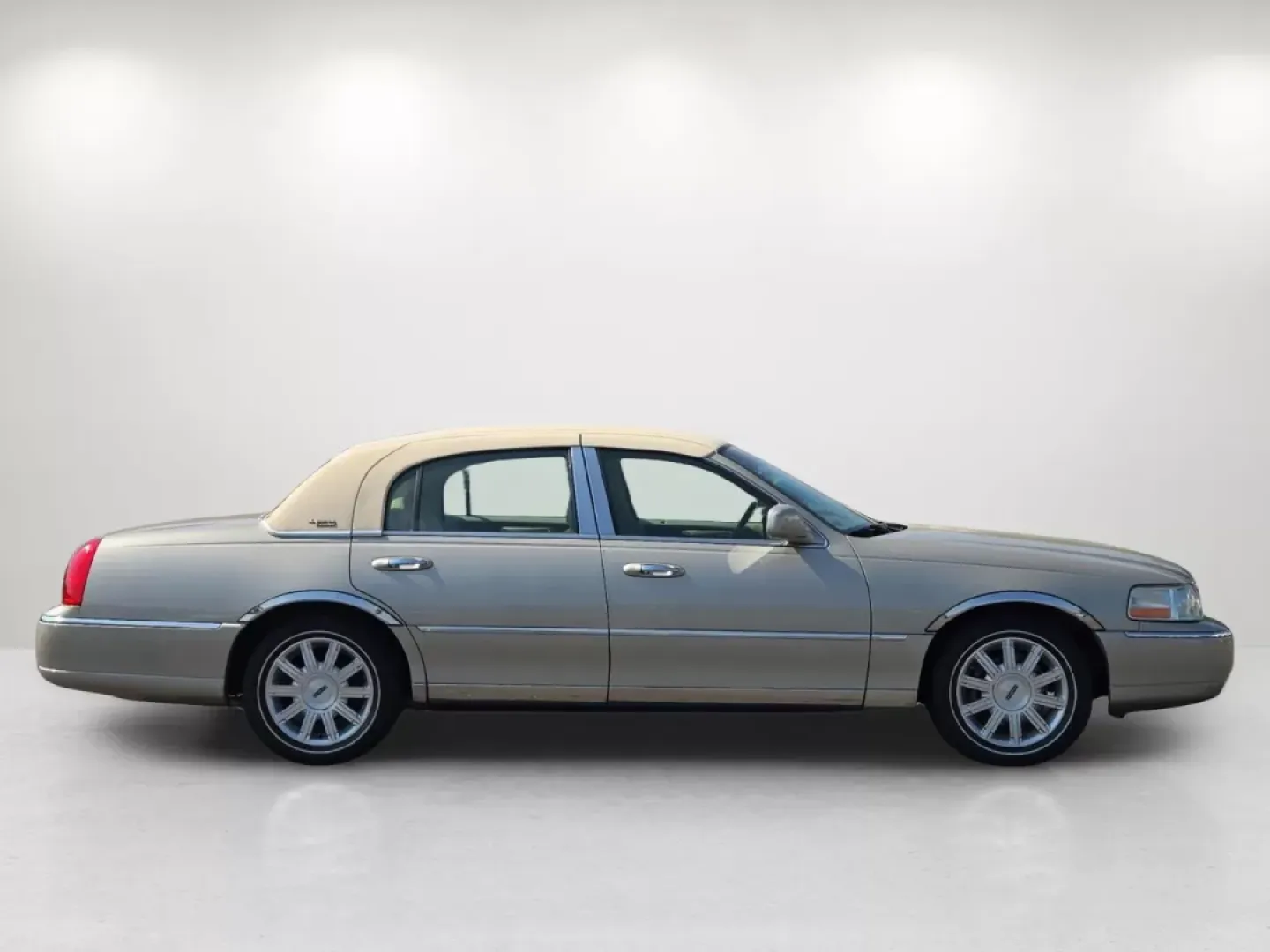 2008 Lincoln Town Car Limited (2LNHM82V08X) with an Other engine, located at 3959 U.S. 80 W, Phenix City, AL, 36870, (334) 297-4885, 32.469296, -85.135185 - 2008 Lincoln Town Car Limited - Photo#4