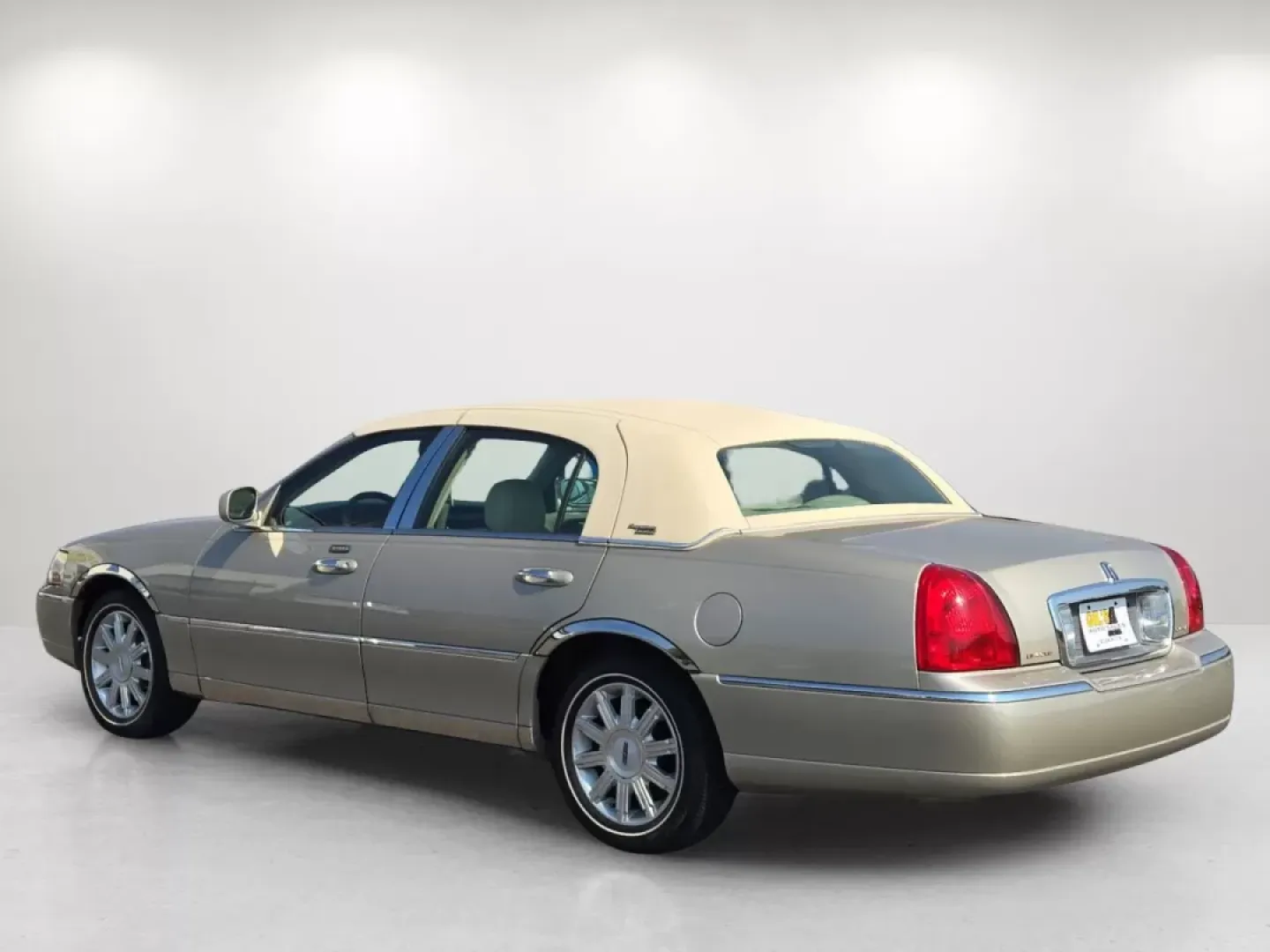 2008 Lincoln Town Car Limited (2LNHM82V08X) with an Other engine, located at 3959 U.S. 80 W, Phenix City, AL, 36870, (334) 297-4885, 32.469296, -85.135185 - 2008 Lincoln Town Car Limited - Photo#7