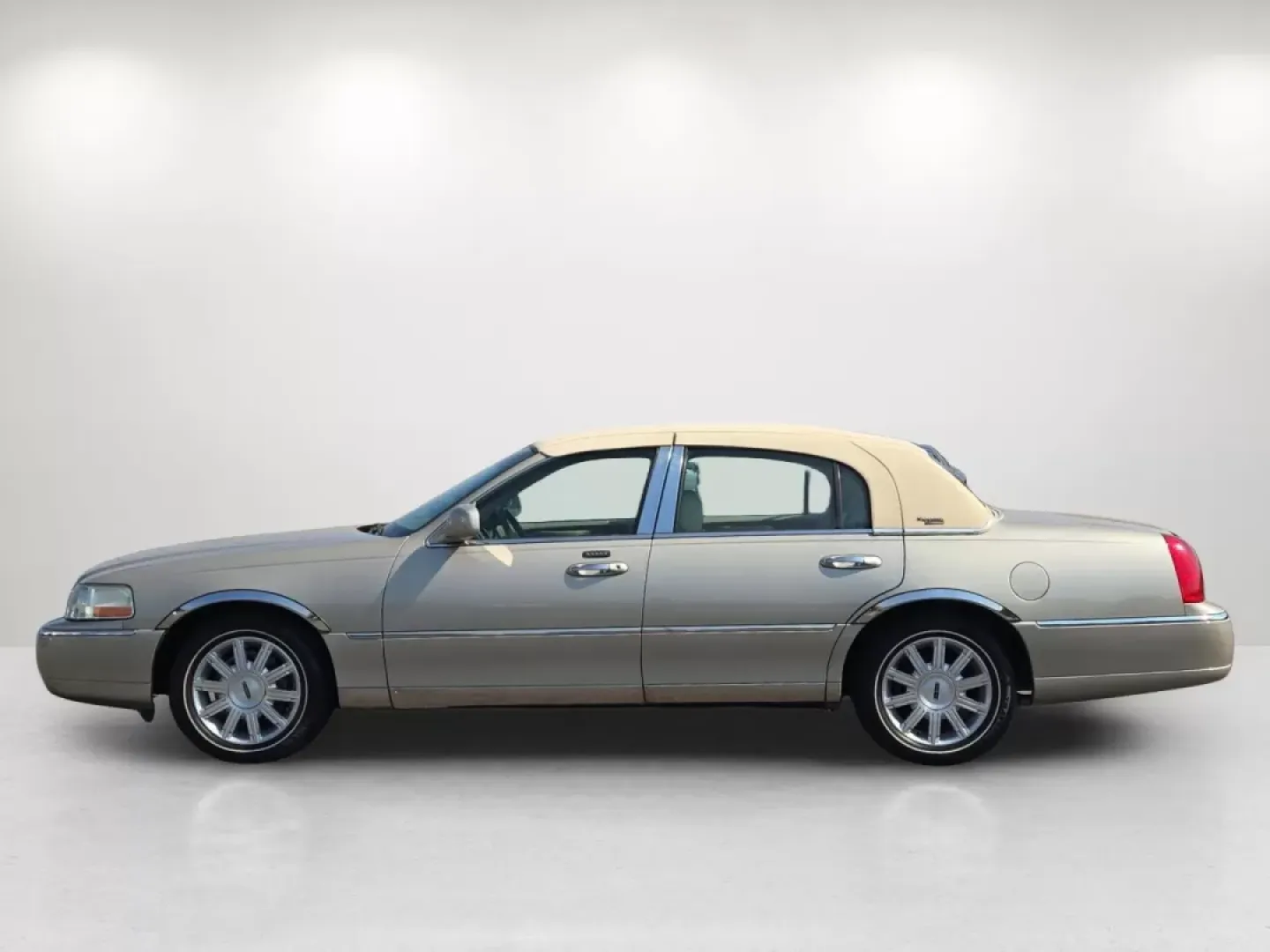 2008 Lincoln Town Car Limited (2LNHM82V08X) with an Other engine, located at 3959 U.S. 80 W, Phenix City, AL, 36870, (334) 297-4885, 32.469296, -85.135185 - 2008 Lincoln Town Car Limited - Photo#8