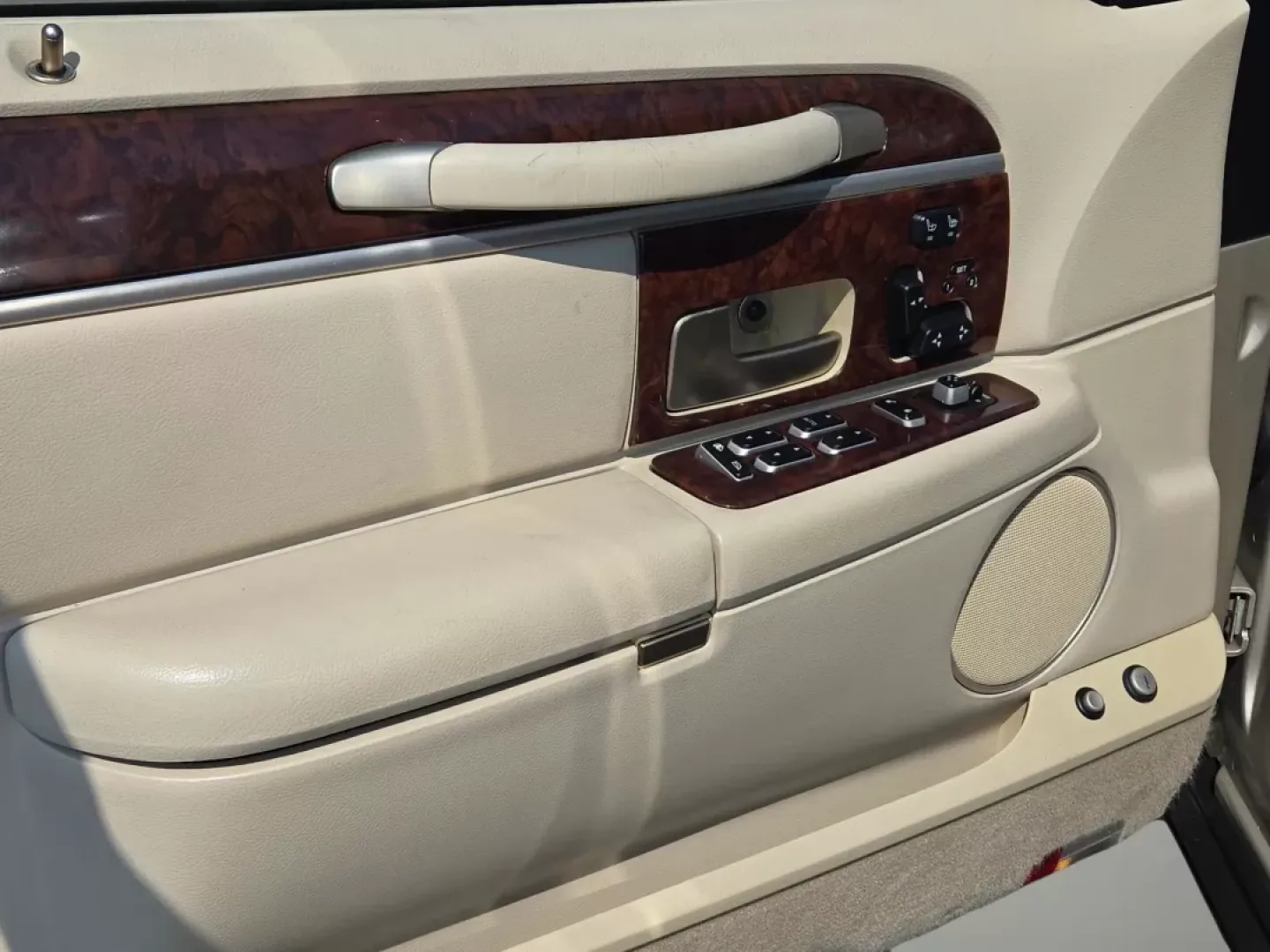 2008 Lincoln Town Car Limited (2LNHM82V08X) with an Other engine, located at 3959 U.S. 80 W, Phenix City, AL, 36870, (334) 297-4885, 32.469296, -85.135185 - 2008 Lincoln Town Car Limited - Photo#9