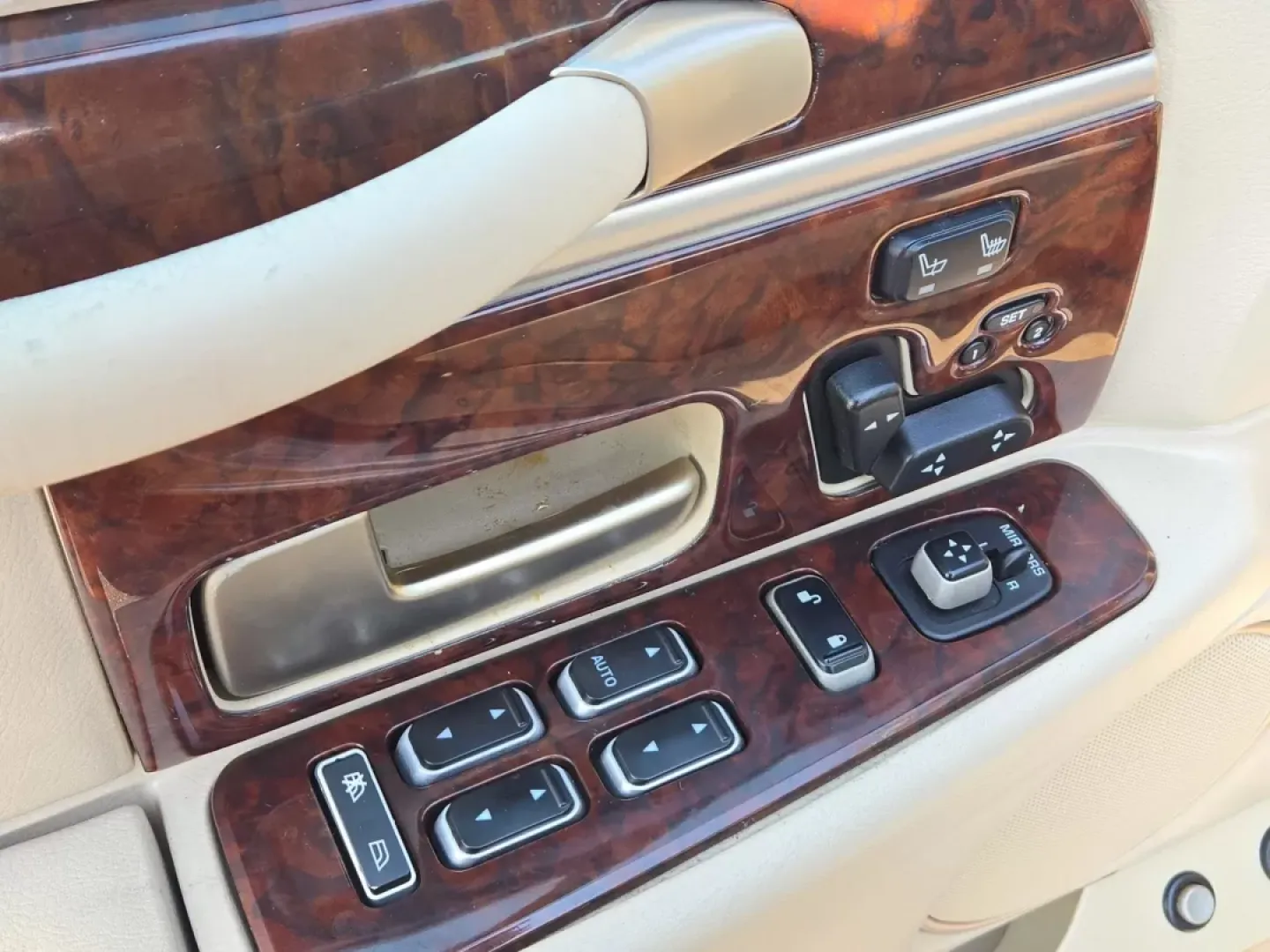 2008 Lincoln Town Car Limited (2LNHM82V08X) with an Other engine, located at 3959 U.S. 80 W, Phenix City, AL, 36870, (334) 297-4885, 32.469296, -85.135185 - 2008 Lincoln Town Car Limited - Photo#10
