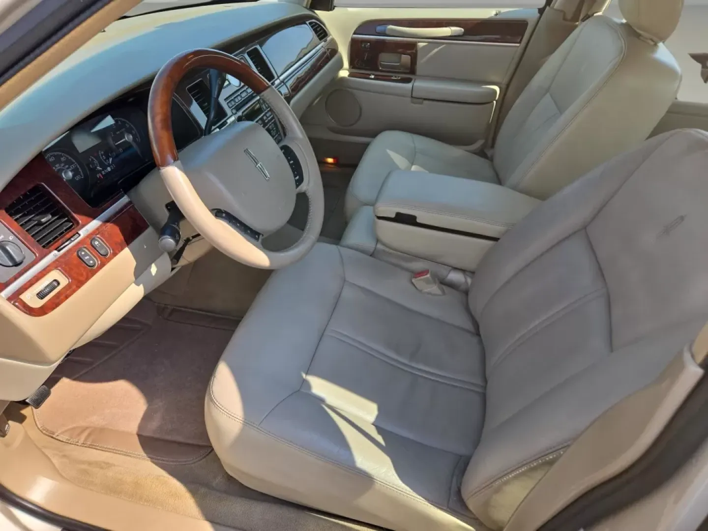 2008 Lincoln Town Car Limited (2LNHM82V08X) with an Other engine, located at 3959 U.S. 80 W, Phenix City, AL, 36870, (334) 297-4885, 32.469296, -85.135185 - 2008 Lincoln Town Car Limited - Photo#11