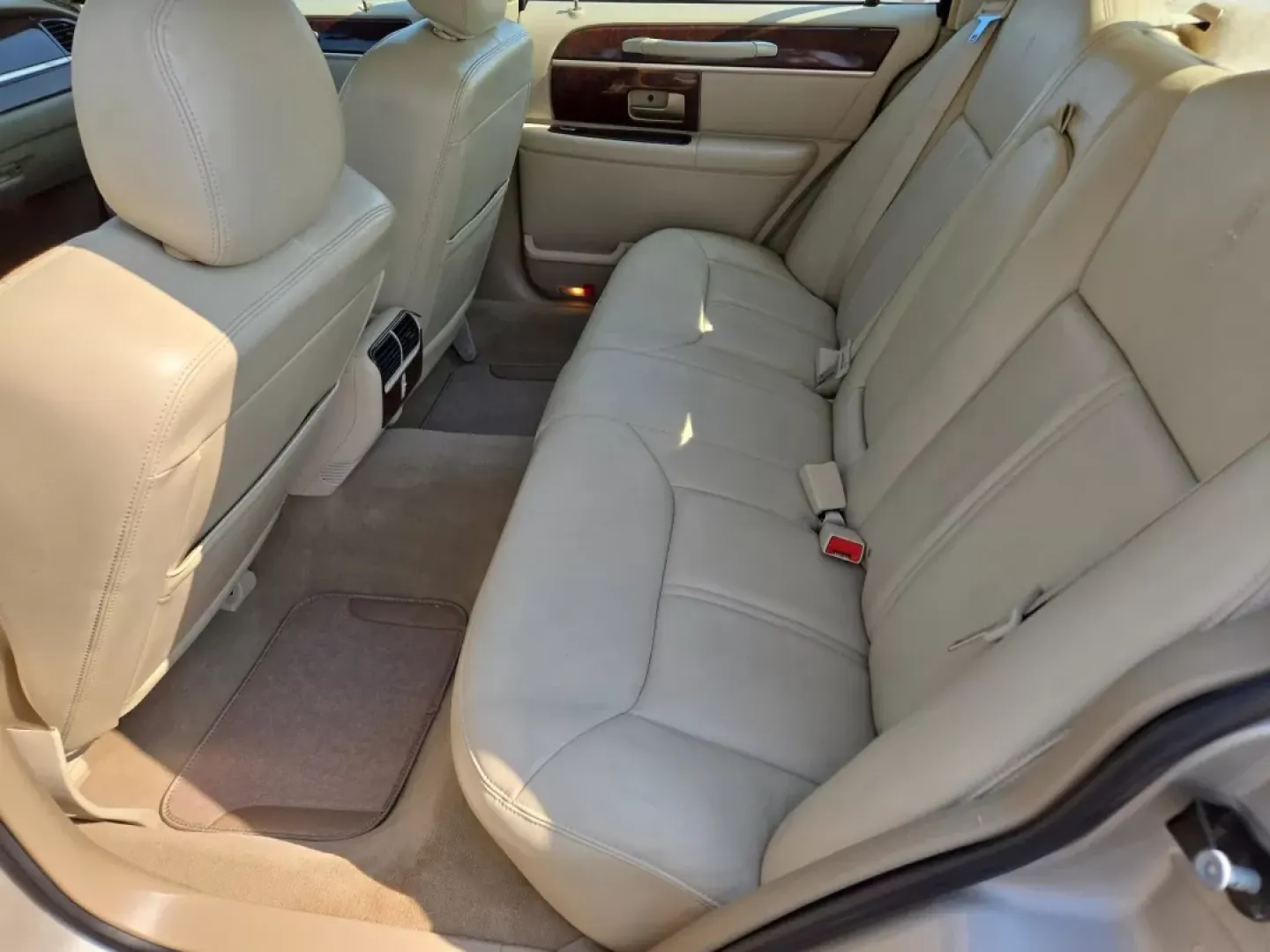 2008 Lincoln Town Car Limited (2LNHM82V08X) with an Other engine, located at 3959 U.S. 80 W, Phenix City, AL, 36870, (334) 297-4885, 32.469296, -85.135185 - 2008 Lincoln Town Car Limited - Photo#12