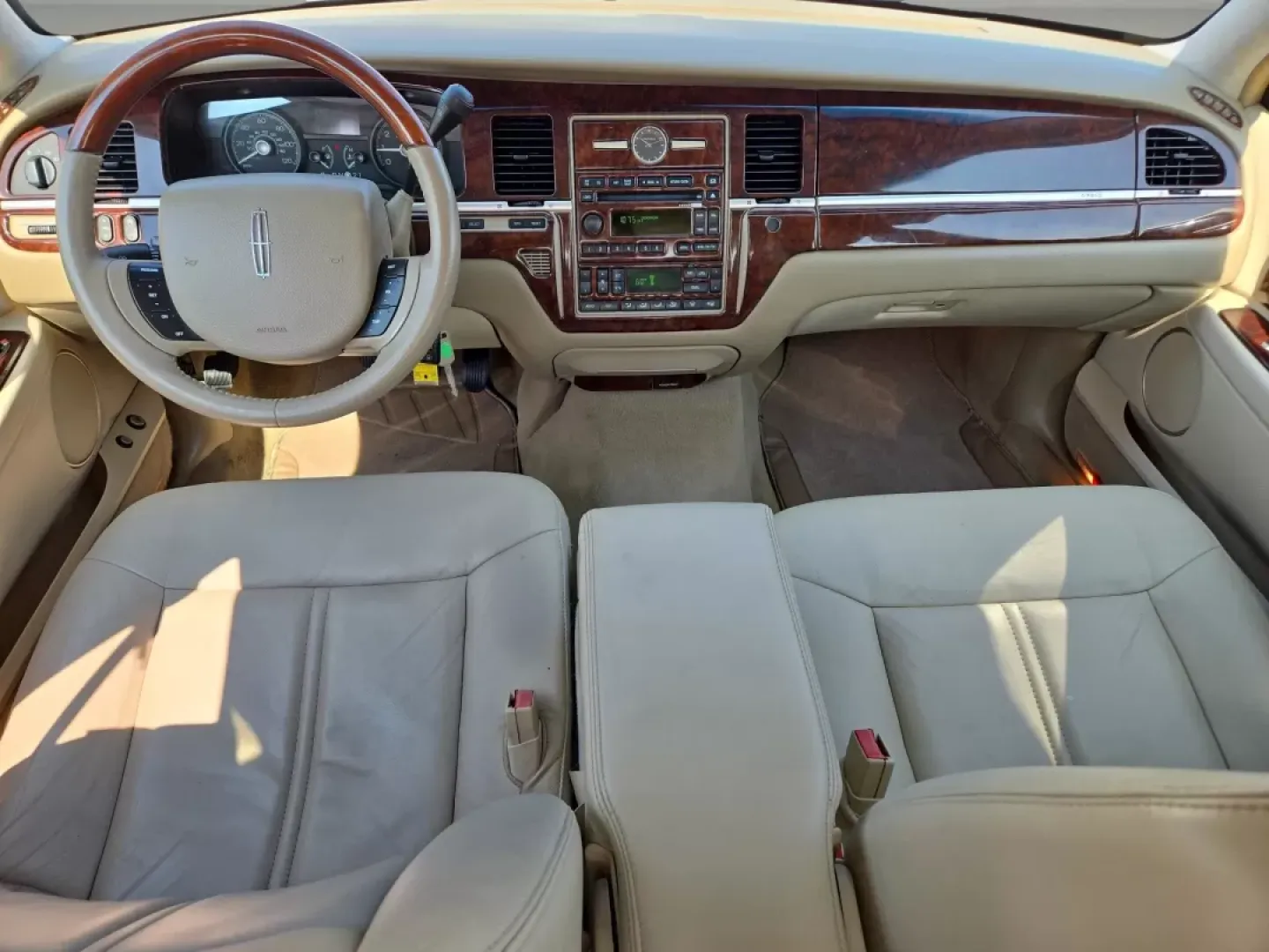2008 Lincoln Town Car Limited (2LNHM82V08X) with an Other engine, located at 3959 U.S. 80 W, Phenix City, AL, 36870, (334) 297-4885, 32.469296, -85.135185 - 2008 Lincoln Town Car Limited - Photo#13