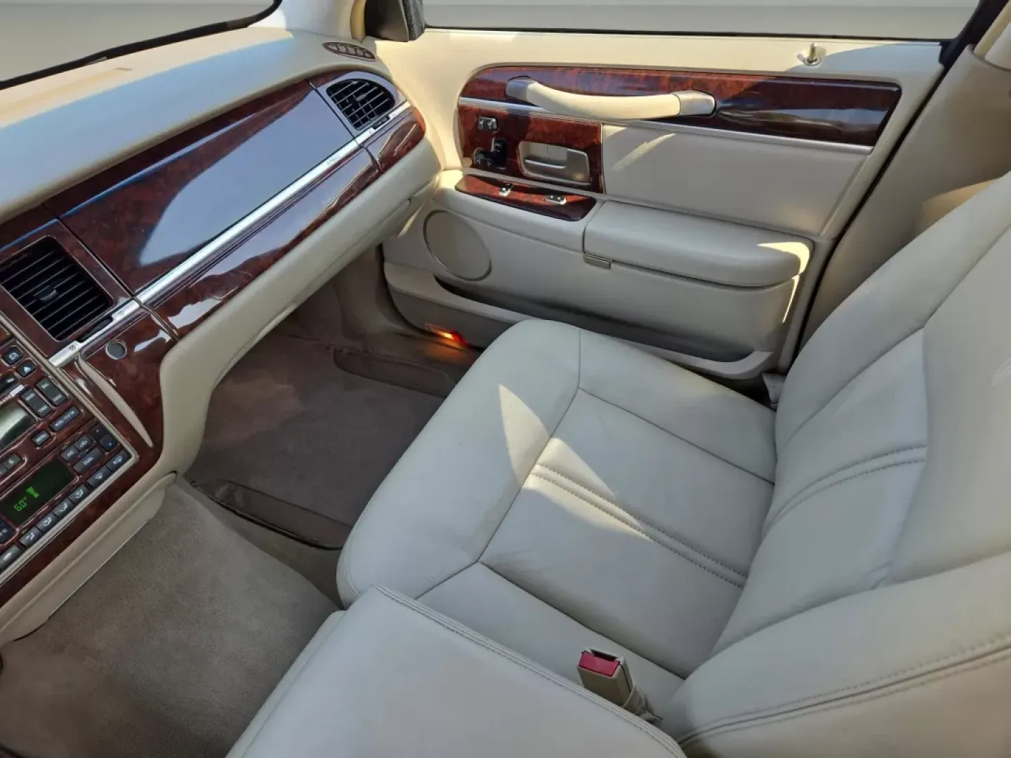 2008 Lincoln Town Car Limited (2LNHM82V08X) with an Other engine, located at 3959 U.S. 80 W, Phenix City, AL, 36870, (334) 297-4885, 32.469296, -85.135185 - 2008 Lincoln Town Car Limited - Photo#14