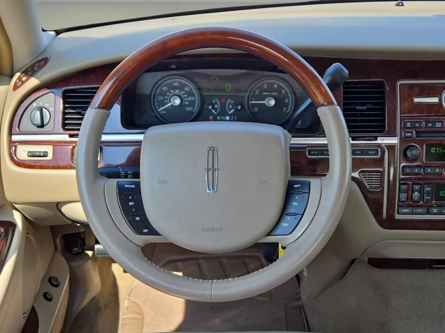 2008 Lincoln Town Car Limited (2LNHM82V08X) with an Other engine, located at 3959 U.S. 80 W, Phenix City, AL, 36870, (334) 297-4885, 32.469296, -85.135185 - 2008 Lincoln Town Car Limited - Photo#15