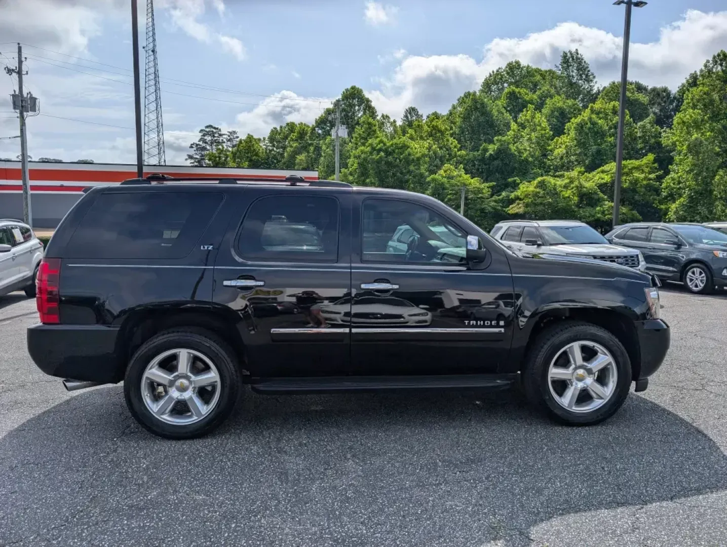 2009 /Light Cashmere/Dark Cashmere Chevrolet Tahoe LTZ (1GNFC33009R) with an Gas/Ethanol V8 5.3L/323 engine, 6-Speed Automatic w/OD transmission, located at 3959 U.S. 80 W, Phenix City, AL, 36870, (334) 297-4885, 32.469296, -85.135185 - 2009 Chevrolet Tahoe LTZ - Photo#3