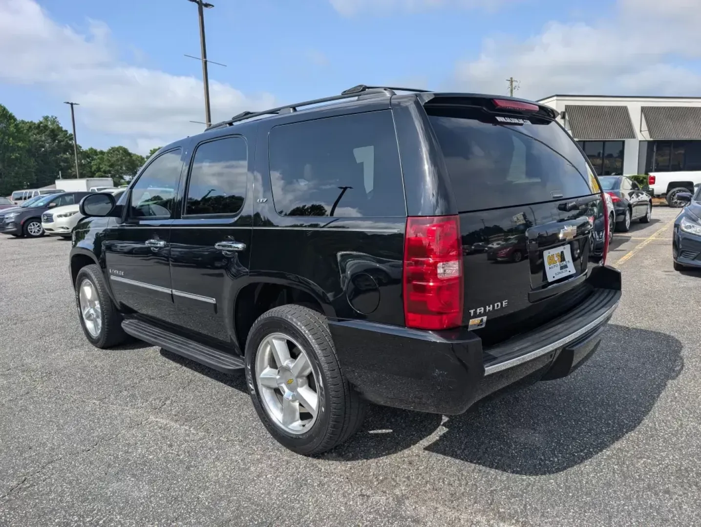 2009 /Light Cashmere/Dark Cashmere Chevrolet Tahoe LTZ (1GNFC33009R) with an Gas/Ethanol V8 5.3L/323 engine, 6-Speed Automatic w/OD transmission, located at 3959 U.S. 80 W, Phenix City, AL, 36870, (334) 297-4885, 32.469296, -85.135185 - 2009 Chevrolet Tahoe LTZ - Photo#6