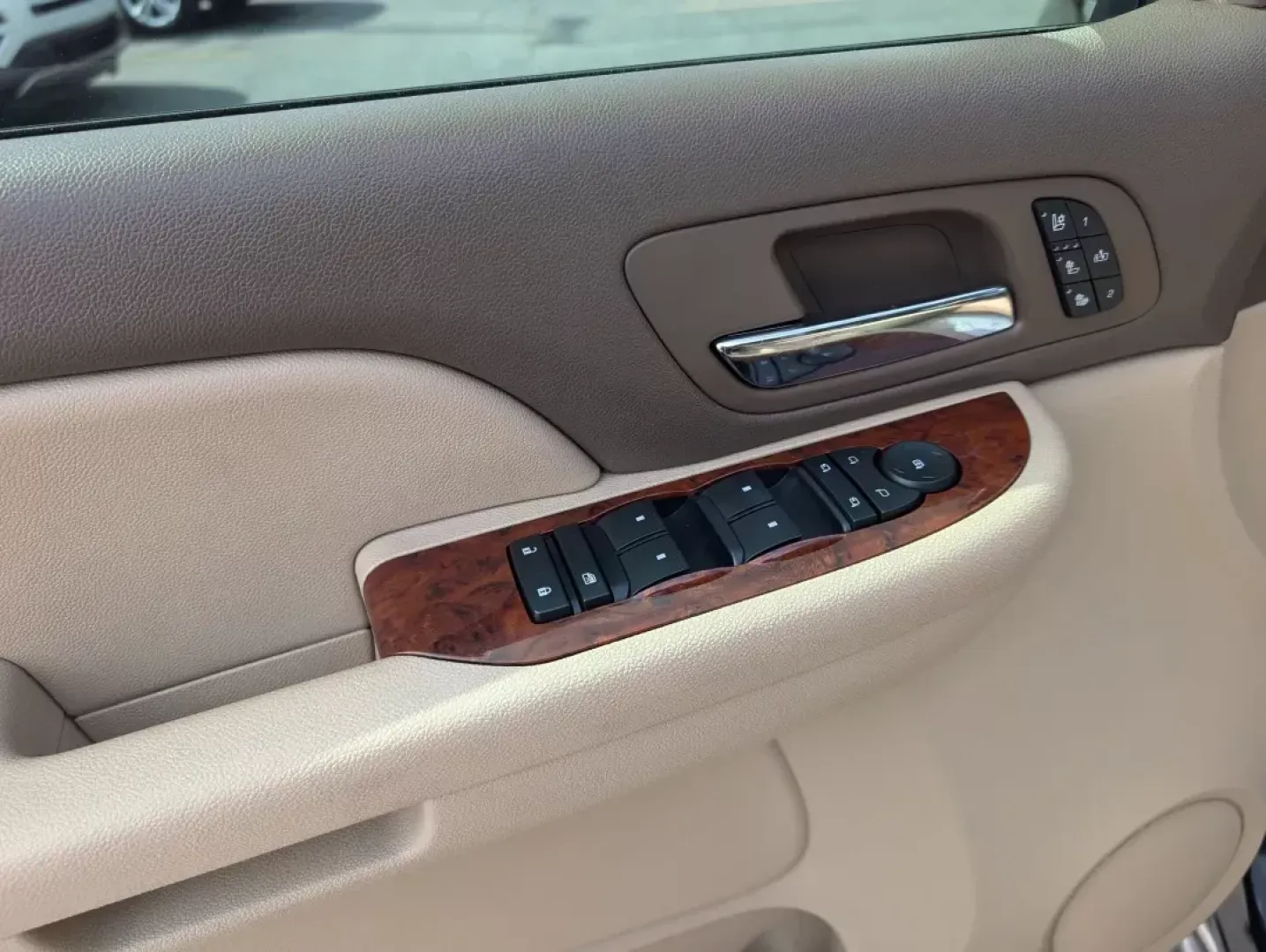 2009 /Light Cashmere/Dark Cashmere Chevrolet Tahoe LTZ (1GNFC33009R) with an Gas/Ethanol V8 5.3L/323 engine, 6-Speed Automatic w/OD transmission, located at 3959 U.S. 80 W, Phenix City, AL, 36870, (334) 297-4885, 32.469296, -85.135185 - 2009 Chevrolet Tahoe LTZ - Photo#8