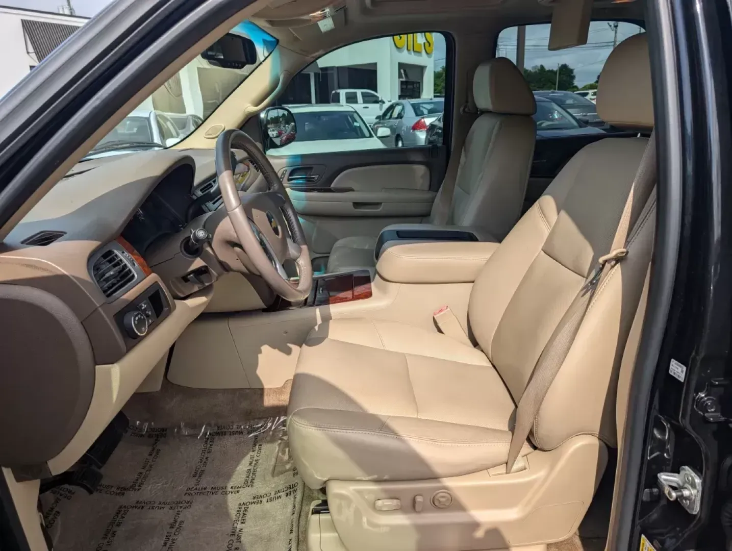 2009 /Light Cashmere/Dark Cashmere Chevrolet Tahoe LTZ (1GNFC33009R) with an Gas/Ethanol V8 5.3L/323 engine, 6-Speed Automatic w/OD transmission, located at 3959 U.S. 80 W, Phenix City, AL, 36870, (334) 297-4885, 32.469296, -85.135185 - 2009 Chevrolet Tahoe LTZ - Photo#9