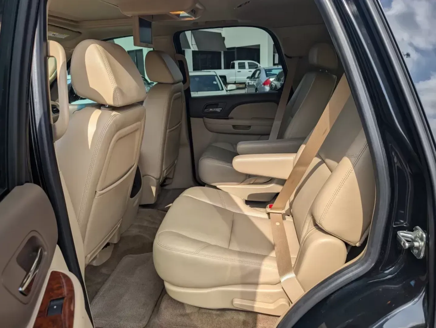 2009 /Light Cashmere/Dark Cashmere Chevrolet Tahoe LTZ (1GNFC33009R) with an Gas/Ethanol V8 5.3L/323 engine, 6-Speed Automatic w/OD transmission, located at 3959 U.S. 80 W, Phenix City, AL, 36870, (334) 297-4885, 32.469296, -85.135185 - 2009 Chevrolet Tahoe LTZ - Photo#10
