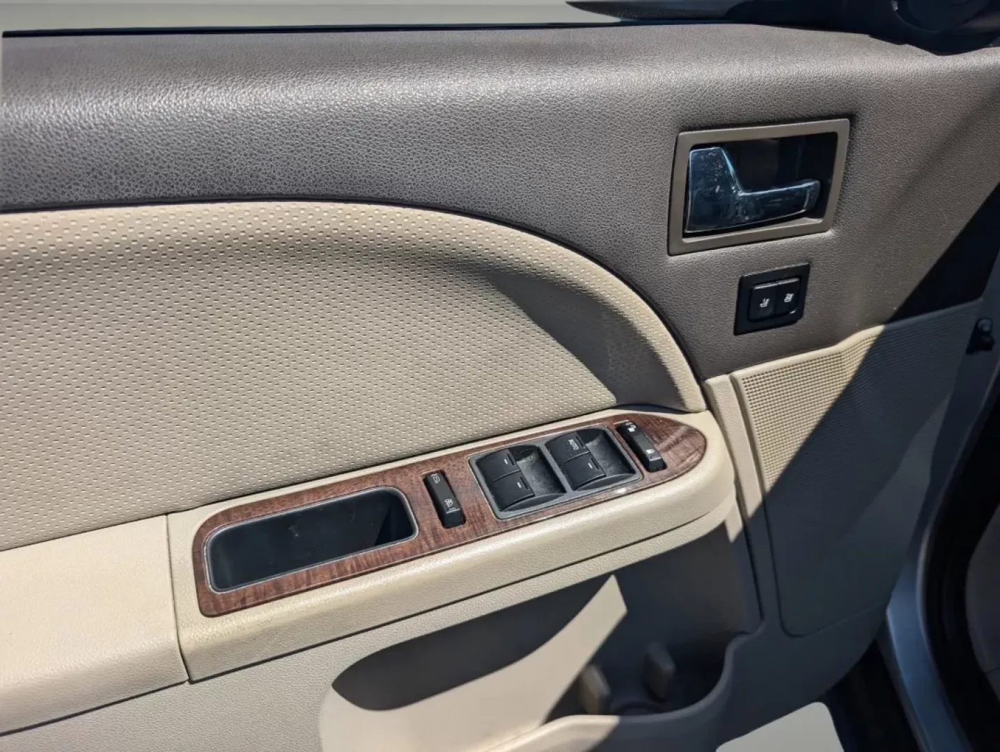 2009 Ford Taurus Limited (1FAHP25W19G) with an Other engine, located at 3959 U.S. 80 W, Phenix City, AL, 36870, (334) 297-4885, 32.469296, -85.135185 - **Discover the Perfect Family Sedan: 2009 Ford Taurus Limited at Gils Auto in Phenix City, AL**<br /> <br /> Are you searching for a vehicle that expertly balances comfort, reliability, and affordability? Look no further than this stunning 2009 Ford Taurus Limited, available at Gils Auto, your trust - Photo#9