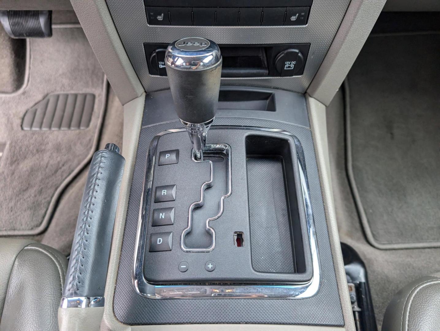 2009 /Khaki Jeep Grand Cherokee Laredo (1J8GS48K59C) with an Gas V6 3.7L/225 engine, 5-Speed Automatic w/OD transmission, located at 7000 Northlake Connector, Columbus, GA, 31904, (706) 987-8085, 32.524975, -84.978134 - 2009 Jeep Grand Cherokee Laredo - Photo#13