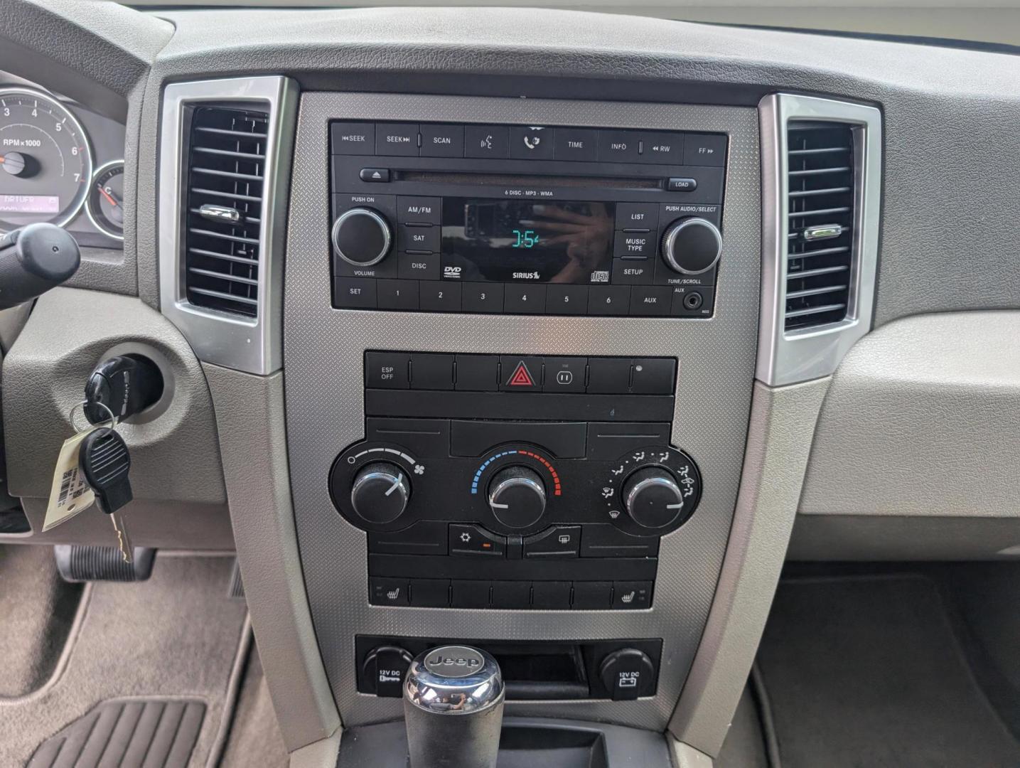 2009 /Khaki Jeep Grand Cherokee Laredo (1J8GS48K59C) with an Gas V6 3.7L/225 engine, 5-Speed Automatic w/OD transmission, located at 7000 Northlake Connector, Columbus, GA, 31904, (706) 987-8085, 32.524975, -84.978134 - 2009 Jeep Grand Cherokee Laredo - Photo#14