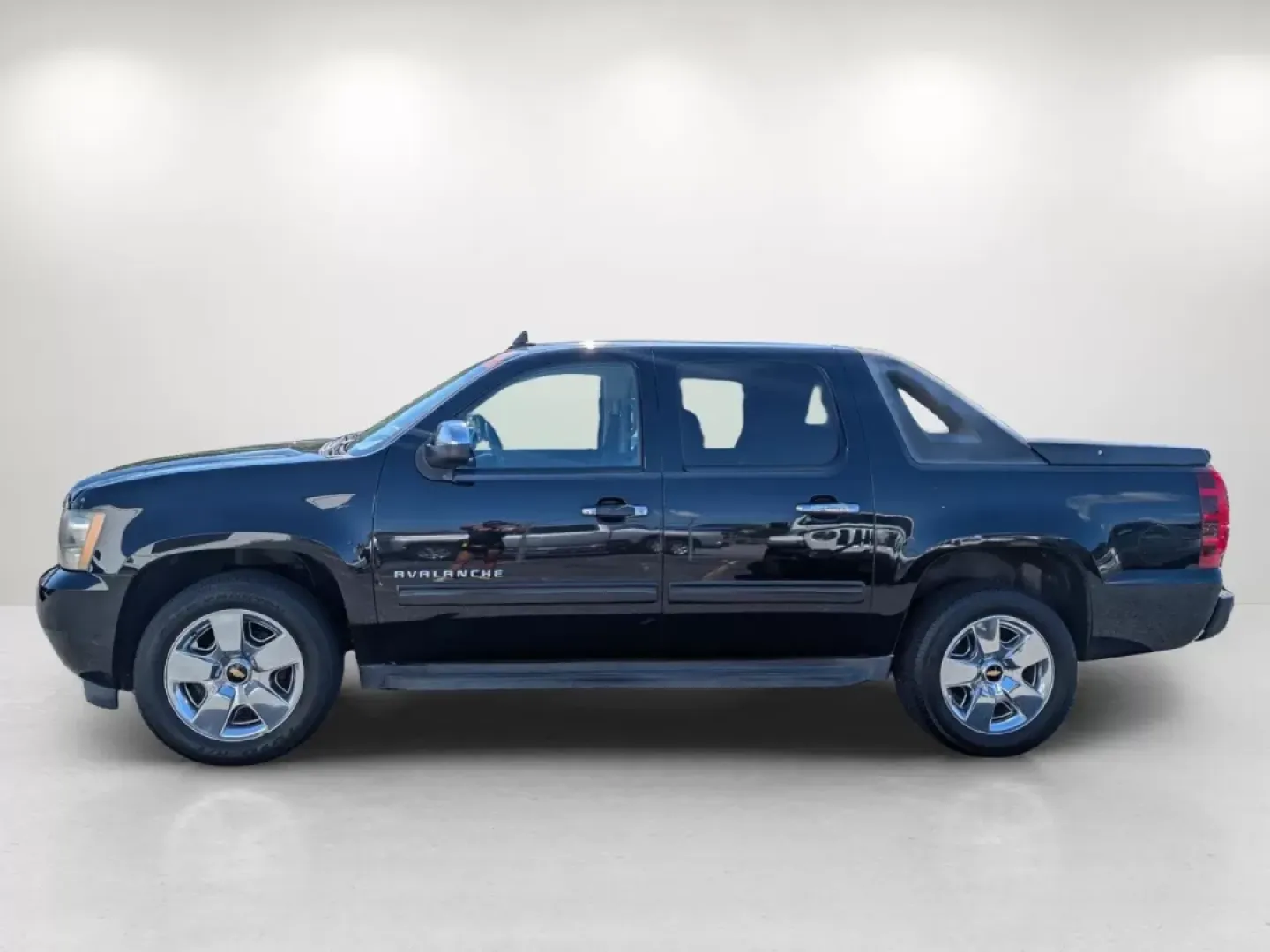 2010 /Ebony Chevrolet Avalanche LS (3GNNCEE00AG) with an Other engine, located at 804 22nd Ave, Phenix City, AL, 36870, (334) 297-1860, 32.484749, -85.024475 - Looking for a reliable pickup that can handle everything from family road trips to weekend adventures? Look no further than the 2010 Chevrolet Avalanche LS, now available at Gils Auto in Phenix City, AL. This versatile crew cab pickup is perfect for growing families, outdoor enthusiasts, and budget- - Photo#7