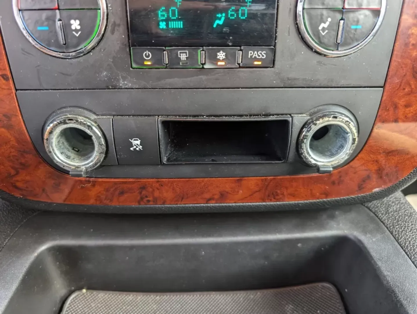 2010 /Ebony Chevrolet Avalanche LS (3GNNCEE00AG) with an Other engine, located at 804 22nd Ave, Phenix City, AL, 36870, (334) 297-1860, 32.484749, -85.024475 - Looking for a reliable pickup that can handle everything from family road trips to weekend adventures? Look no further than the 2010 Chevrolet Avalanche LS, now available at Gils Auto in Phenix City, AL. This versatile crew cab pickup is perfect for growing families, outdoor enthusiasts, and budget- - Photo#12