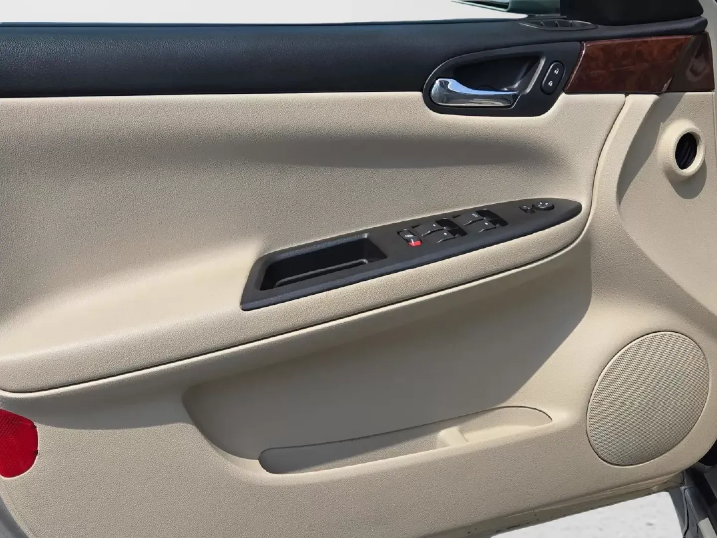 2010 /Neutral Chevrolet Impala LT (2G1WB5EN7A1) with an Other engine, located at 1430 Gateway Drive, Opelika, AL, 36801, (334) 239-0944, 32.637871, -85.409790 - **Discover the Perfect Family Sedan: 2010 Chevrolet Impala LT at Gils Auto in Phenix City, AL**<br /> <br /> Are you searching for a reliable vehicle that offers comfort, space, and style for your family or daily commute? Look no further than this stunning 2010 Chevrolet Impala LT, available now at - Photo#9