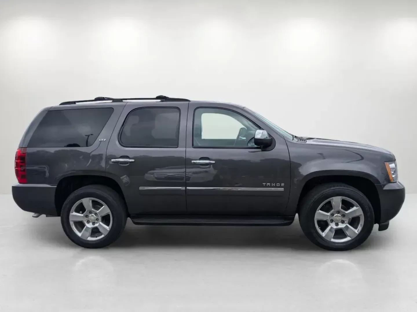 2010 /Ebony Chevrolet Tahoe LTZ (1GNUCCE02AR) with an Gas/Ethanol V8 5.3L/323 engine, 6-Speed Automatic w/OD transmission, located at 5115 14th Ave., Columbus, GA, 31904, (706) 323-0345, 32.511494, -84.971046 - 2010 Chevrolet Tahoe LTZ - Photo#3