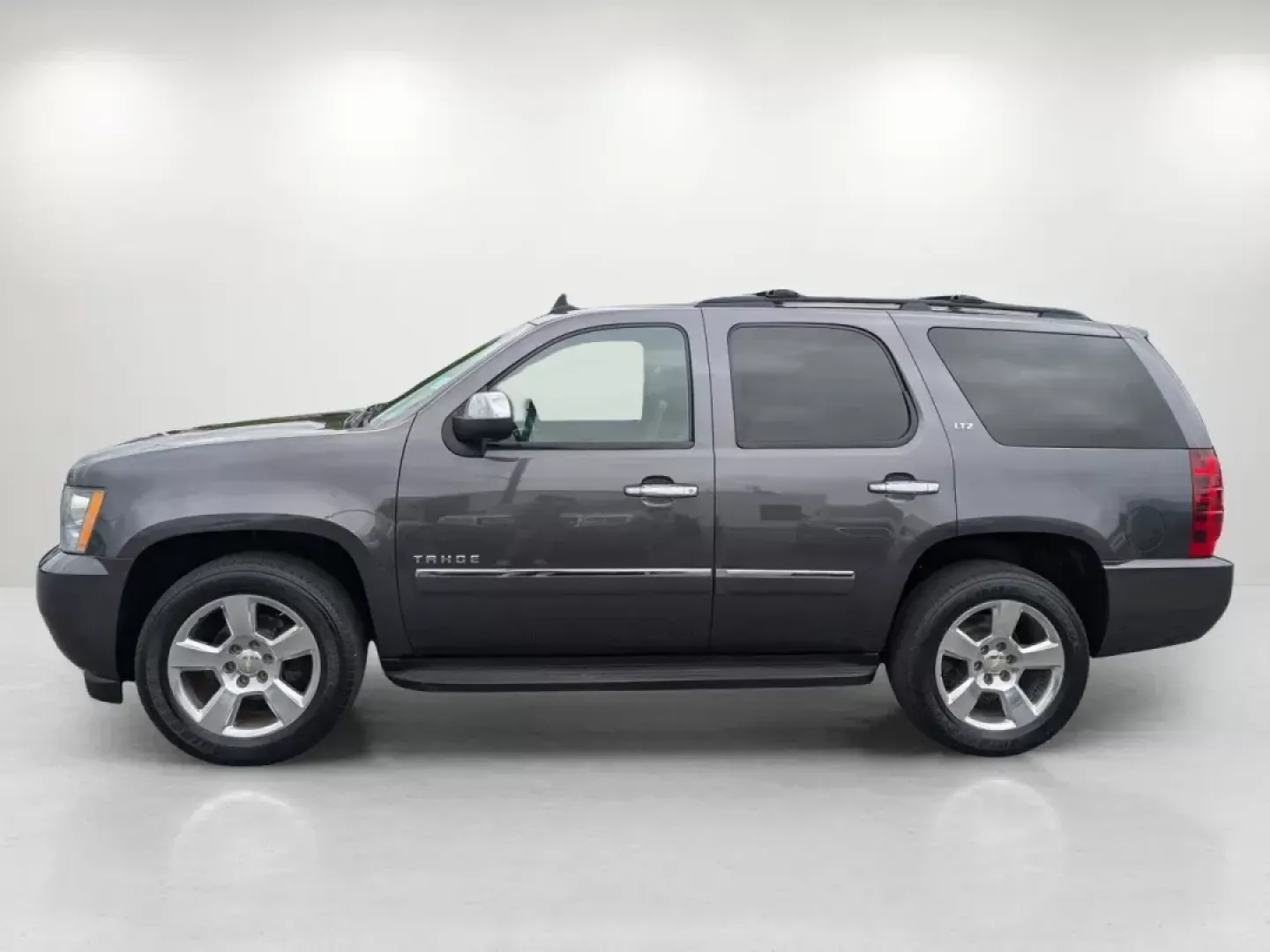 2010 /Ebony Chevrolet Tahoe LTZ (1GNUCCE02AR) with an Gas/Ethanol V8 5.3L/323 engine, 6-Speed Automatic w/OD transmission, located at 5115 14th Ave., Columbus, GA, 31904, (706) 323-0345, 32.511494, -84.971046 - 2010 Chevrolet Tahoe LTZ - Photo#7