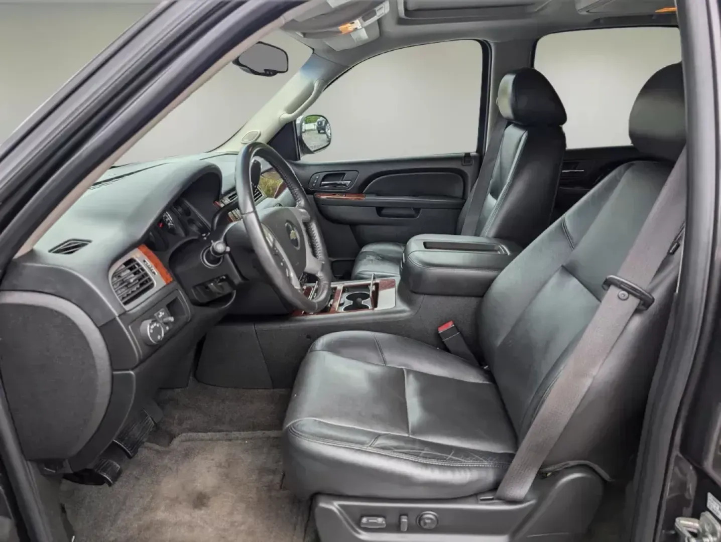 2010 /Ebony Chevrolet Tahoe LTZ (1GNUCCE02AR) with an Gas/Ethanol V8 5.3L/323 engine, 6-Speed Automatic w/OD transmission, located at 5115 14th Ave., Columbus, GA, 31904, (706) 323-0345, 32.511494, -84.971046 - 2010 Chevrolet Tahoe LTZ - Photo#9