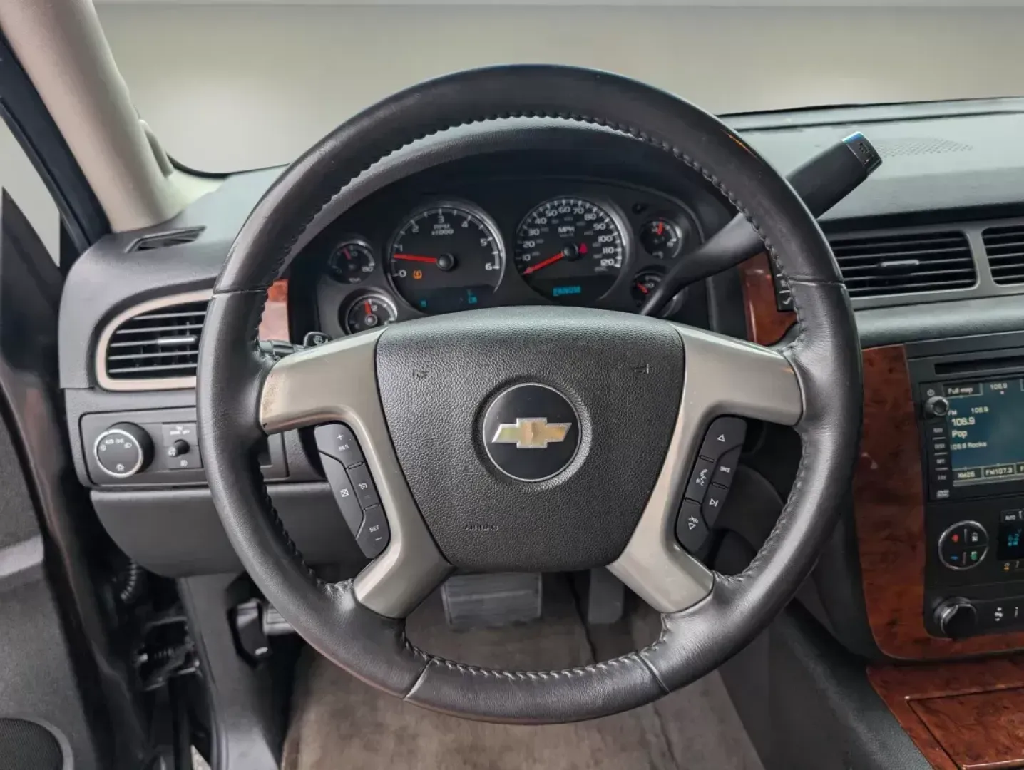 2010 /Ebony Chevrolet Tahoe LTZ (1GNUCCE02AR) with an Gas/Ethanol V8 5.3L/323 engine, 6-Speed Automatic w/OD transmission, located at 5115 14th Ave., Columbus, GA, 31904, (706) 323-0345, 32.511494, -84.971046 - 2010 Chevrolet Tahoe LTZ - Photo#15