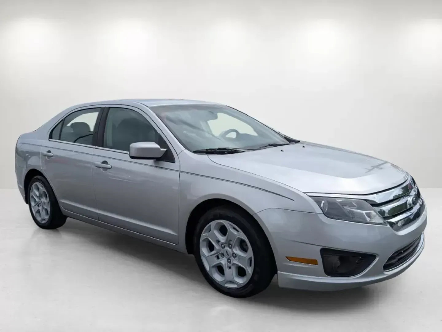 2010 Ford Fusion SE (3FAHP0HA6AR) with an Gas I4 2.5L/152 engine, located at 1430 Gateway Drive, Opelika, AL, 36801, (334) 239-0944, 32.637871, -85.409790 - **Discover Your Next Adventure with the 2010 Ford Fusion SE at Gils Auto - Opelika!**<br /> <br /> Are you searching for a sleek sedan that perfectly balances style, comfort, and performance for your daily drives around Opelika, AL? Look no further! The 2010 Ford Fusion SE is the ideal car for those - Photo#2