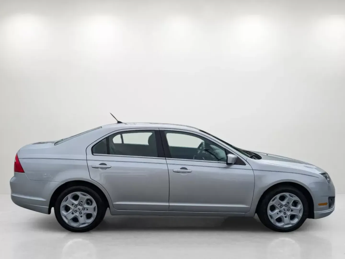 2010 Ford Fusion SE (3FAHP0HA6AR) with an Gas I4 2.5L/152 engine, located at 1430 Gateway Drive, Opelika, AL, 36801, (334) 239-0944, 32.637871, -85.409790 - **Discover Your Next Adventure with the 2010 Ford Fusion SE at Gils Auto - Opelika!**<br /> <br /> Are you searching for a sleek sedan that perfectly balances style, comfort, and performance for your daily drives around Opelika, AL? Look no further! The 2010 Ford Fusion SE is the ideal car for those - Photo#3