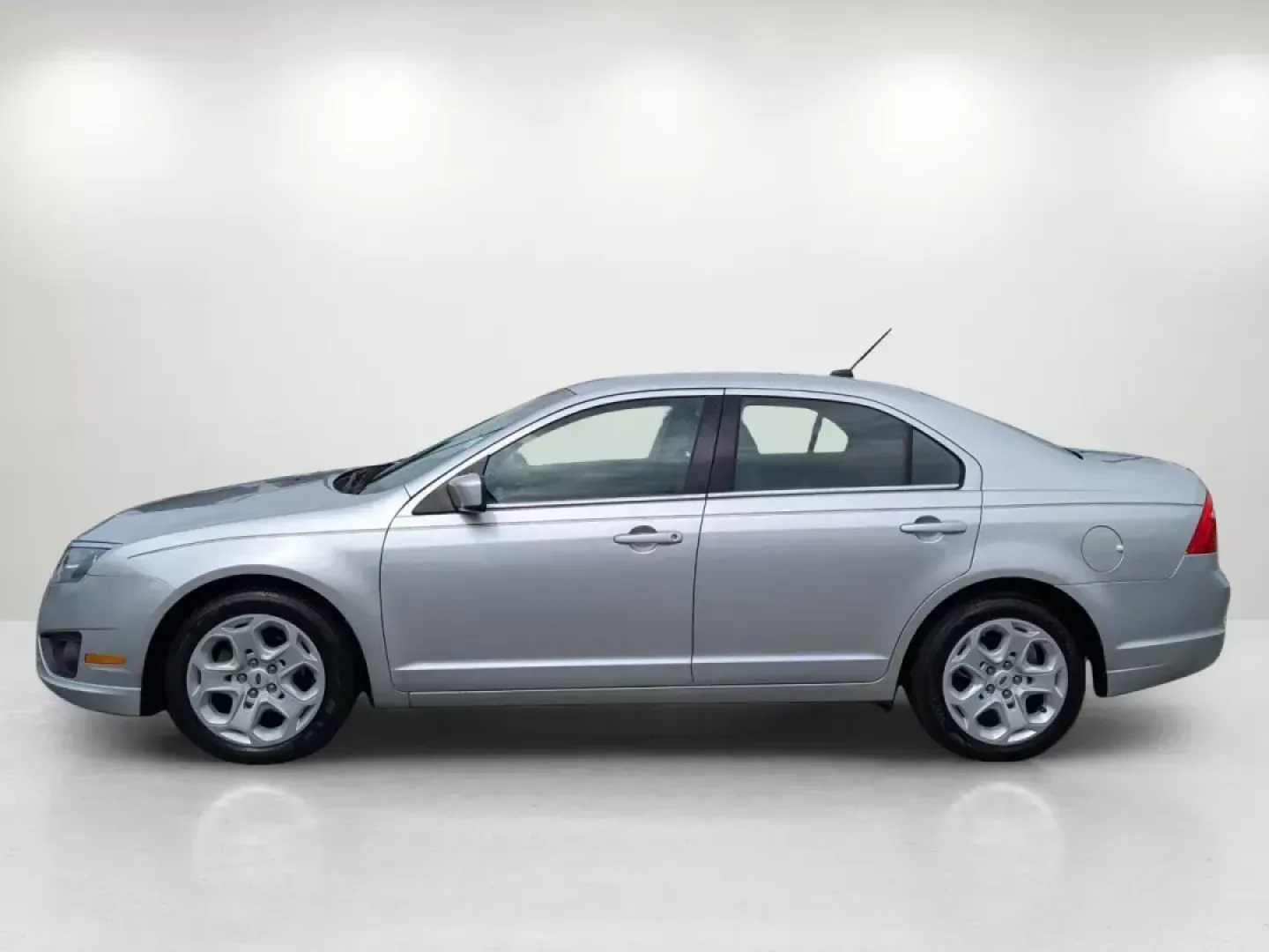 2010 Ford Fusion SE (3FAHP0HA6AR) with an Gas I4 2.5L/152 engine, located at 1430 Gateway Drive, Opelika, AL, 36801, (334) 239-0944, 32.637871, -85.409790 - **Discover Your Next Adventure with the 2010 Ford Fusion SE at Gils Auto - Opelika!**<br /> <br /> Are you searching for a sleek sedan that perfectly balances style, comfort, and performance for your daily drives around Opelika, AL? Look no further! The 2010 Ford Fusion SE is the ideal car for those - Photo#7