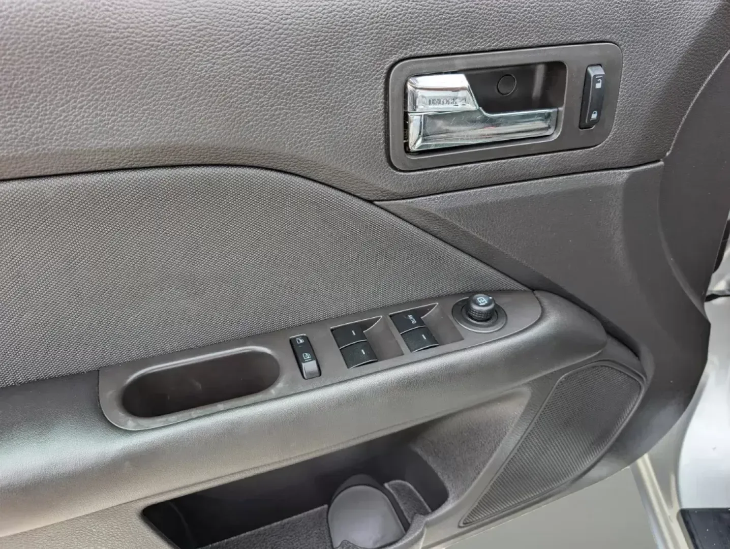 2010 Ford Fusion SE (3FAHP0HA6AR) with an Gas I4 2.5L/152 engine, located at 1430 Gateway Drive, Opelika, AL, 36801, (334) 239-0944, 32.637871, -85.409790 - **Discover Your Next Adventure with the 2010 Ford Fusion SE at Gils Auto - Opelika!**<br /> <br /> Are you searching for a sleek sedan that perfectly balances style, comfort, and performance for your daily drives around Opelika, AL? Look no further! The 2010 Ford Fusion SE is the ideal car for those - Photo#8
