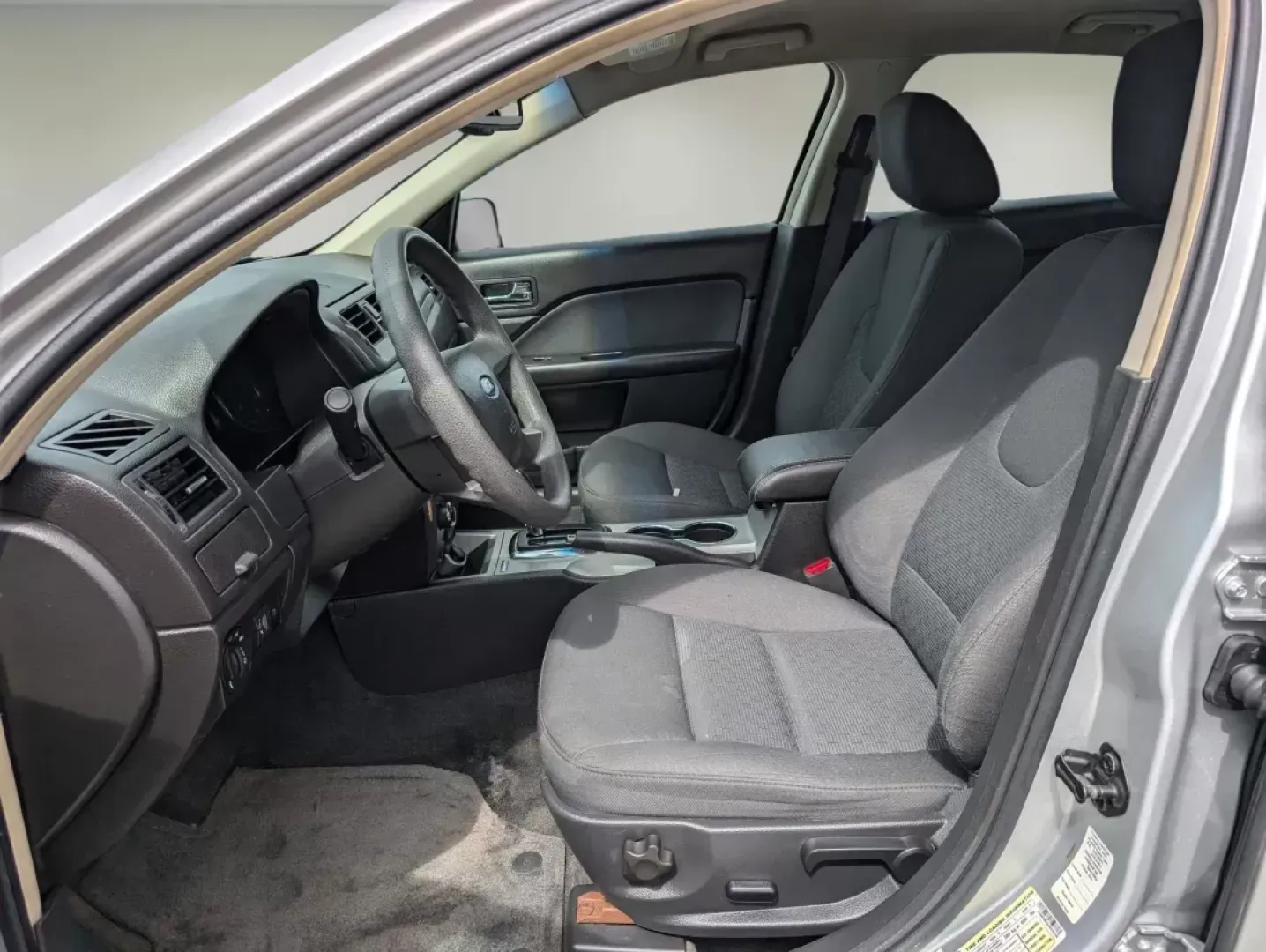 2010 Ford Fusion SE (3FAHP0HA6AR) with an Gas I4 2.5L/152 engine, located at 1430 Gateway Drive, Opelika, AL, 36801, (334) 239-0944, 32.637871, -85.409790 - **Discover Your Next Adventure with the 2010 Ford Fusion SE at Gils Auto - Opelika!**<br /> <br /> Are you searching for a sleek sedan that perfectly balances style, comfort, and performance for your daily drives around Opelika, AL? Look no further! The 2010 Ford Fusion SE is the ideal car for those - Photo#9