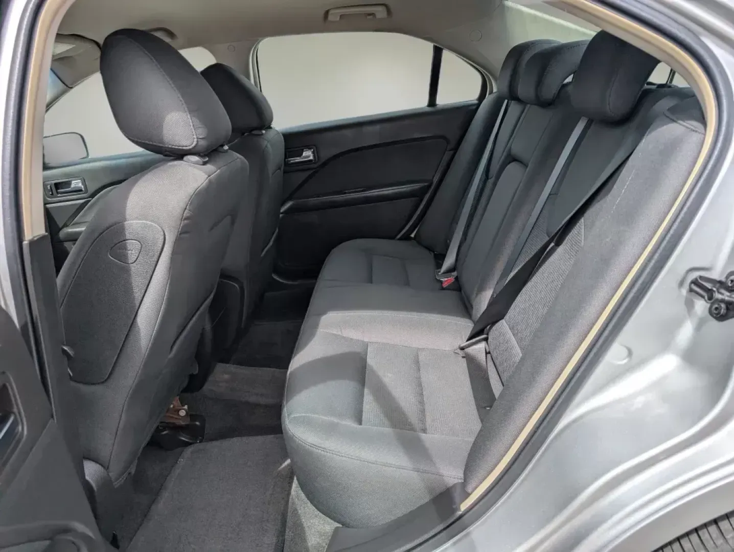 2010 Ford Fusion SE (3FAHP0HA6AR) with an Gas I4 2.5L/152 engine, located at 1430 Gateway Drive, Opelika, AL, 36801, (334) 239-0944, 32.637871, -85.409790 - **Discover Your Next Adventure with the 2010 Ford Fusion SE at Gils Auto - Opelika!**<br /> <br /> Are you searching for a sleek sedan that perfectly balances style, comfort, and performance for your daily drives around Opelika, AL? Look no further! The 2010 Ford Fusion SE is the ideal car for those - Photo#10