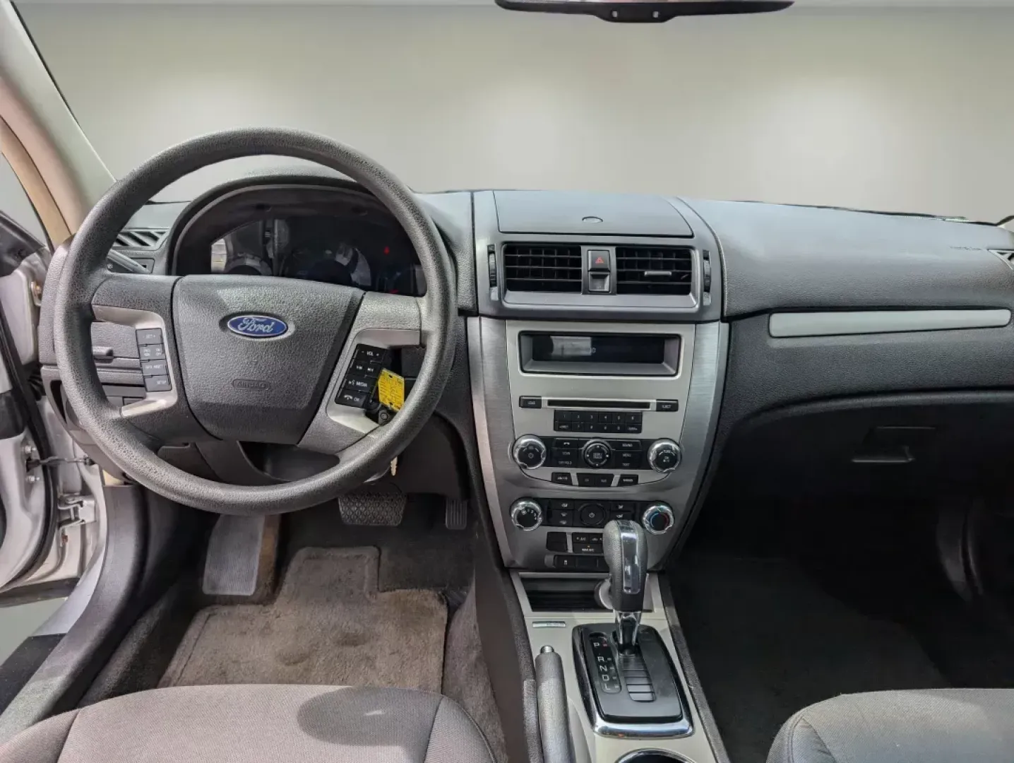 2010 Ford Fusion SE (3FAHP0HA6AR) with an Gas I4 2.5L/152 engine, located at 1430 Gateway Drive, Opelika, AL, 36801, (334) 239-0944, 32.637871, -85.409790 - **Discover Your Next Adventure with the 2010 Ford Fusion SE at Gils Auto - Opelika!**<br /> <br /> Are you searching for a sleek sedan that perfectly balances style, comfort, and performance for your daily drives around Opelika, AL? Look no further! The 2010 Ford Fusion SE is the ideal car for those - Photo#11