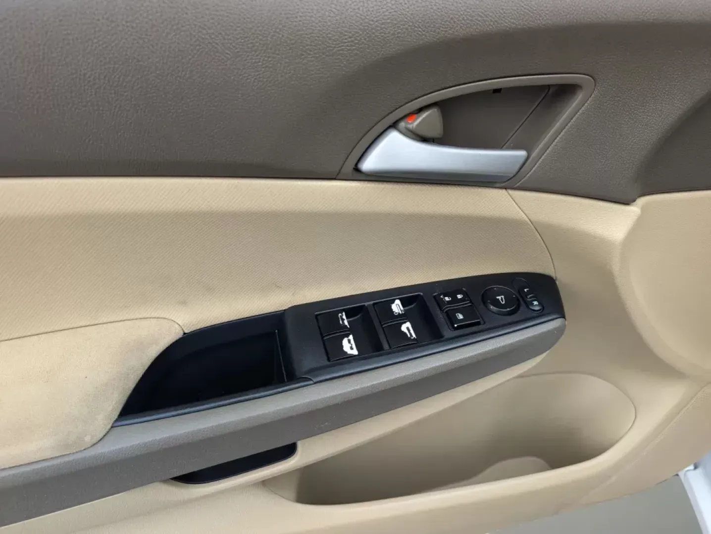 2010 Honda Accord Sdn LX (1HGCP2F34AA) with an Gas I4 2.4L/144 engine, 5-Speed Automatic transmission, located at 7000 Northlake Connector, Columbus, GA, 31904, (706) 987-8085, 32.524975, -84.978134 - 2010 Honda Accord Sdn LX - Photo#8