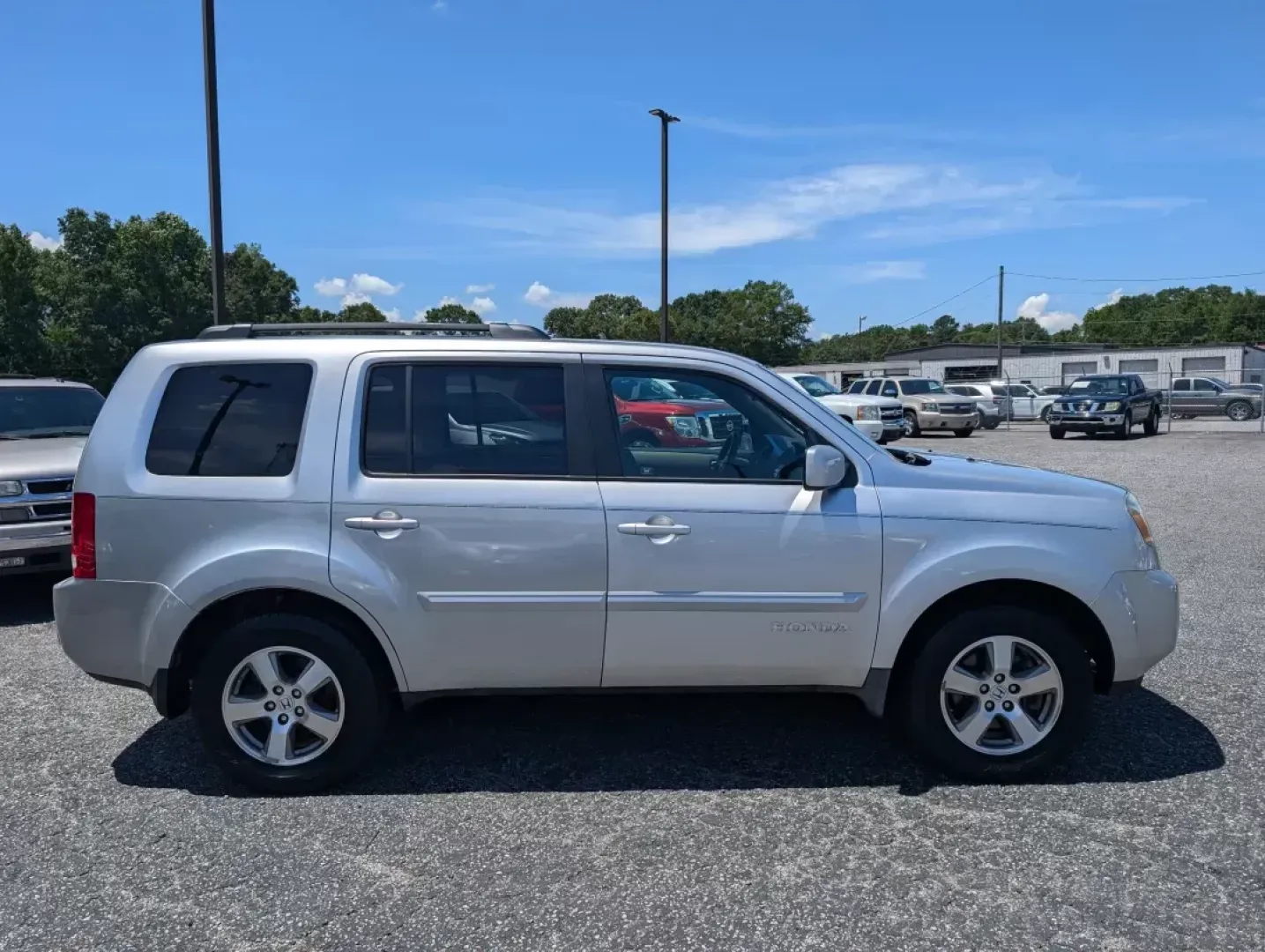 2010 Honda Pilot EX (5FNYF3H47AB) with an Other engine, located at 3959 U.S. 80 W, Phenix City, AL, 36870, (334) 297-4885, 32.469296, -85.135185 - **Explore Life in Comfort and Style with the 2010 Honda Pilot at Gils Auto!**<br /> <br /> Are you searching for a dependable SUV that can handle everything from family road trips to daily commutes? Look no further! The 2010 Honda Pilot EX is designed specifically for those who need a versatile vehi - Photo#3