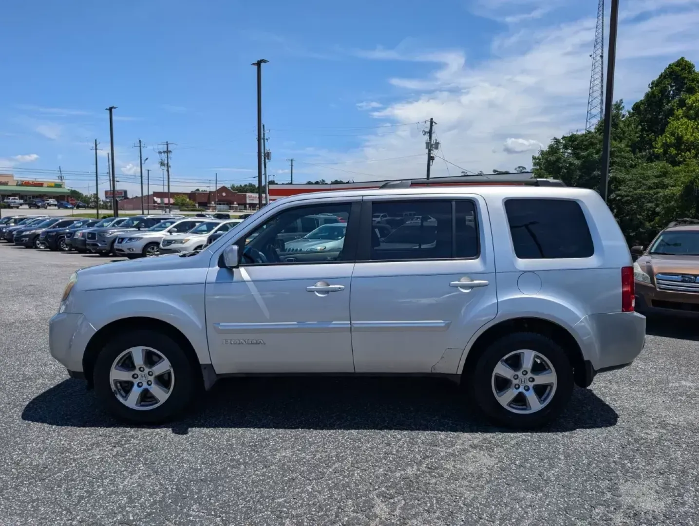 2010 Honda Pilot EX (5FNYF3H47AB) with an Other engine, located at 3959 U.S. 80 W, Phenix City, AL, 36870, (334) 297-4885, 32.469296, -85.135185 - **Explore Life in Comfort and Style with the 2010 Honda Pilot at Gils Auto!**<br /> <br /> Are you searching for a dependable SUV that can handle everything from family road trips to daily commutes? Look no further! The 2010 Honda Pilot EX is designed specifically for those who need a versatile vehi - Photo#6