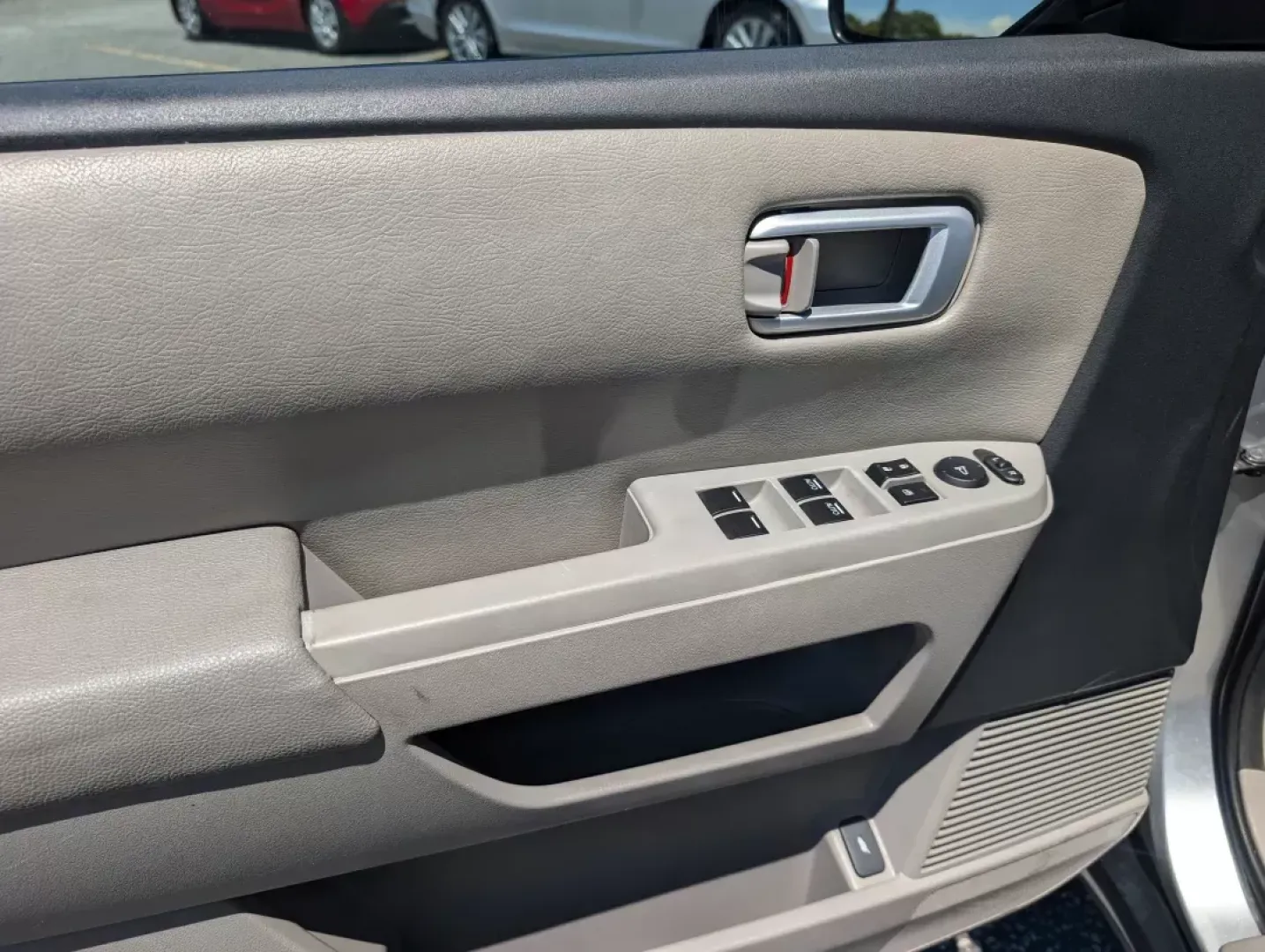 2010 Honda Pilot EX (5FNYF3H47AB) with an Other engine, located at 3959 U.S. 80 W, Phenix City, AL, 36870, (334) 297-4885, 32.469296, -85.135185 - **Explore Life in Comfort and Style with the 2010 Honda Pilot at Gils Auto!**<br /> <br /> Are you searching for a dependable SUV that can handle everything from family road trips to daily commutes? Look no further! The 2010 Honda Pilot EX is designed specifically for those who need a versatile vehi - Photo#7