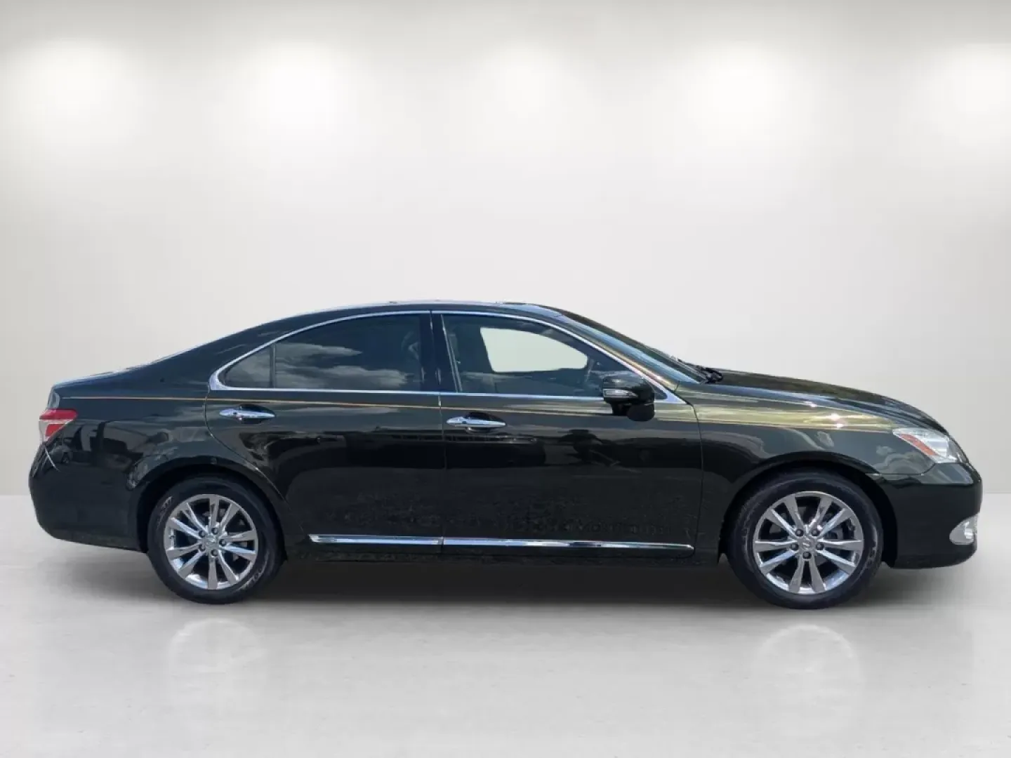 2010 Lexus ES 350 (JTHBK1EG1A2) with an Other engine, located at 3959 U.S. 80 W, Phenix City, AL, 36870, (334) 297-4885, 32.469296, -85.135185 - **Elevate Your Commute with Luxury: 2010 Lexus ES 350 at Gils Auto!**<br /> <br /> Are you ready to transform your daily drive into a luxurious experience? The stunning 2010 Lexus ES 350 is perfect for those who crave style, comfort, and advanced technology while navigating the busy streets of Pheni - Photo#3