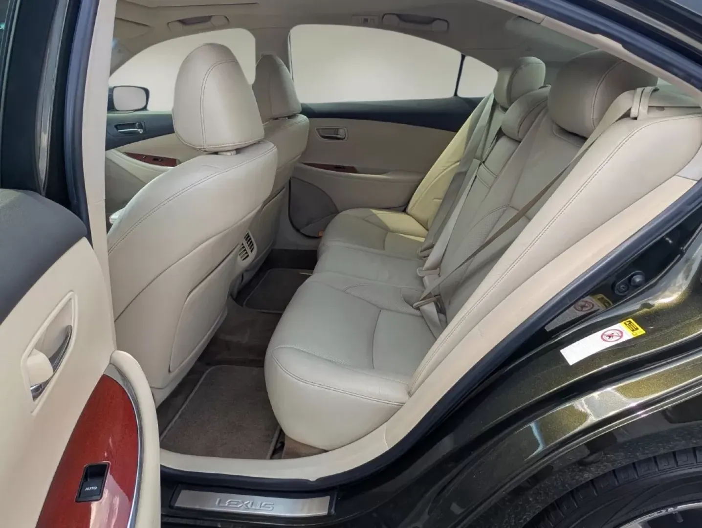 2010 Lexus ES 350 (JTHBK1EG1A2) with an Other engine, located at 3959 U.S. 80 W, Phenix City, AL, 36870, (334) 297-4885, 32.469296, -85.135185 - **Elevate Your Commute with Luxury: 2010 Lexus ES 350 at Gils Auto!**<br /> <br /> Are you ready to transform your daily drive into a luxurious experience? The stunning 2010 Lexus ES 350 is perfect for those who crave style, comfort, and advanced technology while navigating the busy streets of Pheni - Photo#10