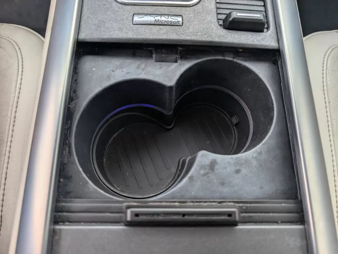 2010 Lincoln MKS (1LNHL9DR0AG) with an Other engine, located at 1430 Gateway Drive, Opelika, AL, 36801, (334) 239-0944, 32.637871, -85.409790 - **Elevate Your Daily Drive: Discover the 2010 Lincoln MKS at Gils Auto in Phenix City!**<br /> <br /> Are you on the hunt for a stylish and comfortable sedan that seamlessly fits into your busy lifestyle? Look no further than the 2010 Lincoln MKS, now available at Gils Auto, your trusted Buy Here Pa - Photo#12